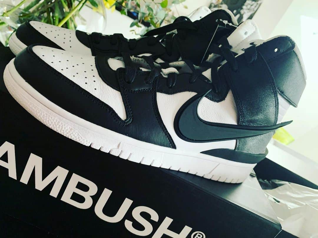 のインスタグラム：「テンション上がりすぎて、 数週間、箱からなかなか開けられず やっとこ開封。 swooshが飛び出ててめっちゃかっけー‼️  #nike #nikedunk #ambushnike  #sneaker #sneakerhead  #hiyunk #kenji03 #teeda #backon #compressor #trackmaker #songwriter」