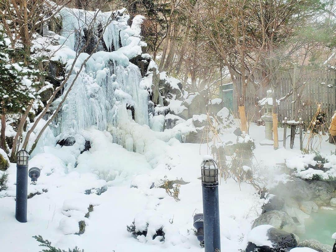 【公式】登別温泉 登別グランドホテルのインスタグラム：「【幻想的な雪見露天の景色をおすそわけ】  登別グランドの冬の露天風呂では、 滝が凍って幻想的なムードになります✨ 夜の明かりの中、しんしんと降る雪を眺めながらのお風呂は最高です！☃  寒い冬はぜひ登別グランドで あたたかい温泉と料理をお愉しみ下さい♨🍶 日本の冬ならではの醍醐味で 心も体も癒されますように✨❄  お得な宿泊プランは公式HPからご予約下さい⭐ * *  #露天風呂 #冬 #雪 #登別 #登別温泉 #登別グランドホテル #温泉 #ホテル #北海道 #旅行 #温泉旅行 #北海道旅行 #♨ #winter #snow #noboribetsuonsen #noboribetsu #noboribetsugrandhotel #onsen #spa #hotsprings #hotel #hokkaido #japan #trip #japantrip #hokkaidotrip #travel #japantravel #hokkaidotravel」