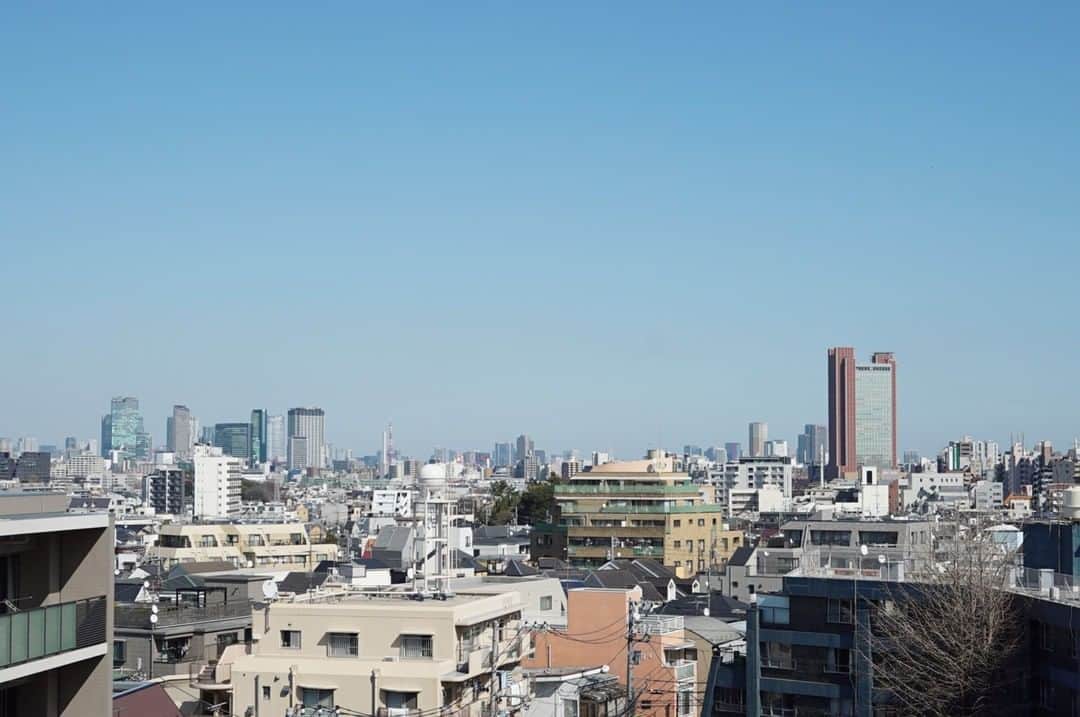 せたがやクラソンのインスタグラム：「『松陰神社前を味わおう 506』﻿ ﻿ ・東急世田谷線松陰神社前駅 徒歩4分 ・11.2万円・25.43㎡・1DK ___________________________________________________________________﻿  松陰神社前。うつろう街の景色は、この10年でじんわり、でもしっかりと変化を遂げて、知らない間に「知る人ぞ知る」街となり、特に30代以降に人気の「すみたい街」としてブランドのような価値がついている、そんなエリア。  新しい風景というものは、二度と見れなくなる風景といつだってセット。2020年はル・コルビュジエの弟子といわれる建築家・前川國男氏が設計した世田谷区役所と世田谷区民会館の改修が始まる年。未来に向けて変化することは大事だけど、街での思い出はずっと心にとどめたい。区役所の下には「レストランけやき」という食堂がありますが、ここの味は私にとっては松陰神社前の味。嬉しかったり悲しかったりしながら食べるランチを、わたしは一生忘れません。  さて、そんな松陰神社前の人気の物件をご紹介。  間取りは一見1Kのような1DK。お部屋を仕切るのはクローゼットの一部のようにコンパクトに納まる引き戸のため、開け放って住まうのも可能。  2018年1月築ゆえのキレイさや設備の充実はやっぱり嬉しいですが、それ以上に7階から見渡せる世田谷の景色は圧巻です。部屋の中から見える広い空は、やっぱり気持ちいいのです。緑が多く見えるわけではありませんが、季節ごとの街のうつろいを楽しめそう。  この部屋で、この街を、いろんな味わい方で嗜んでみてください。  ▼この物件の詳細、﻿ そのほかのお部屋はプロフィールのリンクから﻿ @setagayakurasson﻿ ___________________________________________________________________﻿ ﻿ 「オンラインでお部屋探し」スタートしました！ ご相談お待ちしております。 ﻿ ﻿https://setagayakurasson.com/online _____________________________________________________________________﻿ ﻿ #せたがやクラソン #せたがやンソン #賃貸 #お部屋探し #オンラインお部屋探し #引っ越し #内見 #部屋 #ワンルーム #ひとり暮らし #ふたり暮らし #好きな街 #暮らしを楽しむ #キッチン #家具 #世田谷 #賃貸インテリア #リノベーション #コンシェルジュ #世田谷のお部屋探し  #世田谷線 #松陰神社前 #マンション暮らし #暮らしを楽しむ #ホワイトカラー #景色 #けやき  #思い出の味 #ランチ #住みやすい」