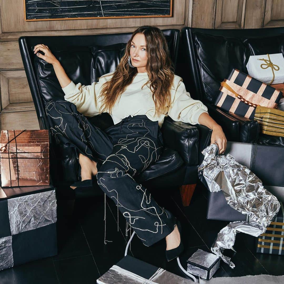 ケリーウェアスラーのインスタグラム：「THE GIFT OF GIVING. Wrapping gifts is one of my favorite ways to get into the festive spirit, and it’s an activity that can really bring out your creative streak. One year I needed a last-minute gift wrapping solution, so I used items from my kitchen, aluminum foil and black tape, to craft something that was fast but still looked chic. Ever since, I’ve taken a more artisanal approach to gift wrapping.  This year, I’ve put together a gift guide that lists my favorite organizations, to encourage giving back to these worthy causes. They include @deityanimalrescue, from which I often foster dogs; @nokidhungry, which provides meals for vulnerable children; art exhibit @_desertx, for which I sit on the board of directors; and many more. All of the groups accept donations online – perfect for easy last-minute gifts! The full guide is linked in my bio and story, so please consider helping these amazing organizations this holiday season. XK」
