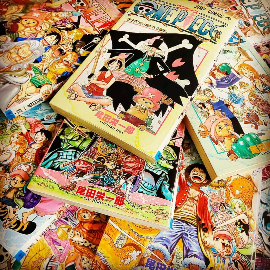 ONE PIECEスタッフ公式さんのインスタグラム写真 - (ONE PIECEスタッフ公式Instagram)「#チョッパー誕生祭2020 #トニートニーチョッパー誕生祭2020 本日12月24日はトニートニー・チョッパーの誕生日！誕生日🥳🎂✨ 今回、チョッパーが表紙に登場したコミックスを集めてみました！ . 麦わらの一味の一人で、わたあめや甘いものが大好き💕 多くの人を救う“万能薬”となるような何でも治せる医者を目指し、冒険の先々で船医としても大活躍!!👍️✨ . 現在、ワノ国編では四皇カイドウの討ち入りしに、仲間とともに鬼ヶ島へ！⚡️ 今後も、チョッパーの活躍に目が離せません！👀✨ . チョッパー、 #誕生日おめでとう ！ #happybirthday ！ . #onepiece #ワンピース #漫画 #manga #尾田栄一郎 #eiichirooda #週刊少年ジャンプ #shonenjump #チョッパー #chopper #麦わらの一味 #海賊 #pirates #12月 #24日 #12月生まれ #december #comics #表紙 #comiccover」12月24日 12時02分 - onepiece_staff