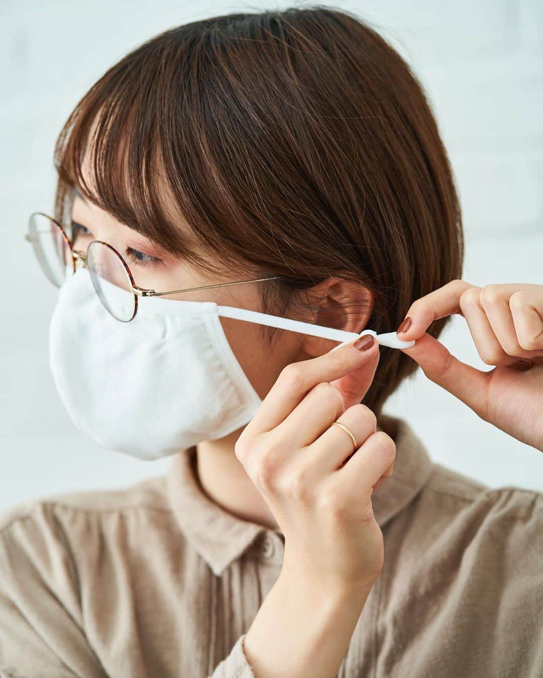 salut!のインスタグラム：「*.+ﾟ洗える立体マスク*.+ﾟ  この時期だから少しでも快適に。 抗菌仕様で4層構造になっております。 シンプルですが優しくお顔にフィットする立体マスクです。  3枚セット(+予備の不織布が6枚)  ※マスクの返品交換について※ 衛生上の理由により、お客様都合での返品交換はお受けできません。 予めご了承くださいませ。  公式通販サイト @salut_shop  トップページURLよりご確認くださいませ⋆*❁*  画像掲載商品 ・洗える立体マスク ¥1100(taxin)  ※店舗により在庫数が異なります。 ご来店の前にお近くの店舗までご確認くださいますようお願い致します。  #サリュ #salut #まいにちインテリア  #マスク #シンプル #使いやすい #立体マスク  #プチプラ #プチプラ雑貨 #プチプラインテリア #プチプラ小物 #プチプラ通販  #インテリア雑貨 #インテリア小物 #インテリア  #ナチュラルな暮らし #ナチュラルインテリア #ナチュラルコーデ #ナチュラル　#smileispower_p」
