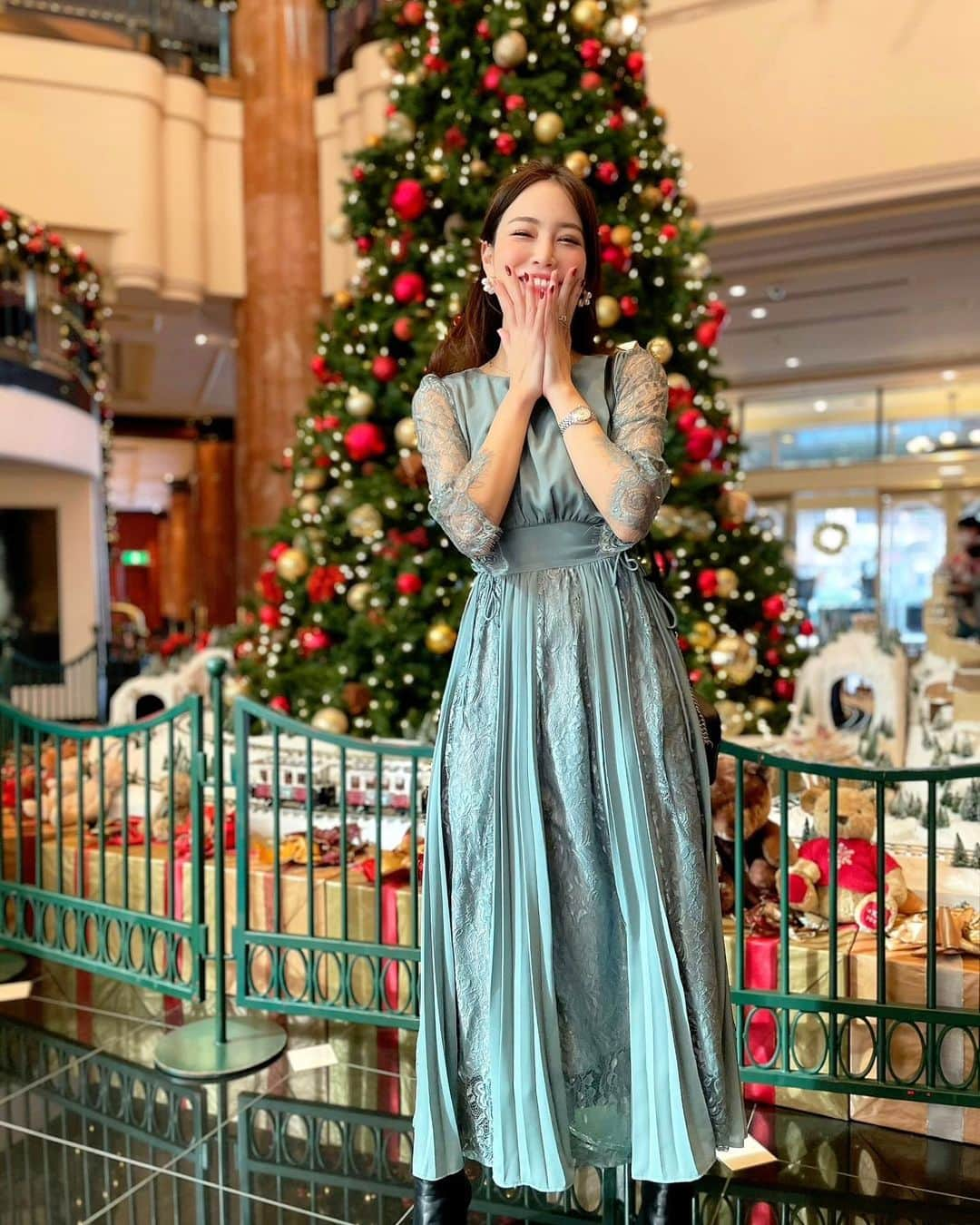 石井里奈さんのインスタグラム写真 - (石井里奈Instagram)「メリークリスマス🥺✨ . 今日はクリスマスイブ🎄🧑‍🎄 ということでクリスマスコーデ👗❤️ . @dressbrandgirl.official の華やかなパーティードレスを❤️ クリスマスといえば赤とか白とか着る機会が多いけど今年はあえてのグリーンで大人っぽく！💕 . 袖のレースとウエストマークのリボンが可愛くてお気に入りです❤️ . dress... @dressbrandgirl.official  bag... @metrocity.japan  boots... @ferragamo  . みなさん素敵なクリスマスイブになりますように🎵💕 . #GIRL #ドレスブランドgirl #レースワンピース #お呼ばれコーデ #パーティーコーデ #クリスマスコーデ #クリスマス #christmas #christmastree #クリスマスツリー #りなまるコーデ #クリスマスデート #ウェスティンホテル東京 #westin #westintokyo #恵比寿 #結婚式二次会 #結婚式コーデ #東京ホテル #ホテル女子会 #ホテルディナー #hotelstay #恵比寿カフェ #クリスマスイブ #クリスマス #クリスマスケーキ #クリスマスパーティー #クリパ #サンタ #サンタさん #グリーンコーデ」12月24日 12時06分 - ri7tin1025