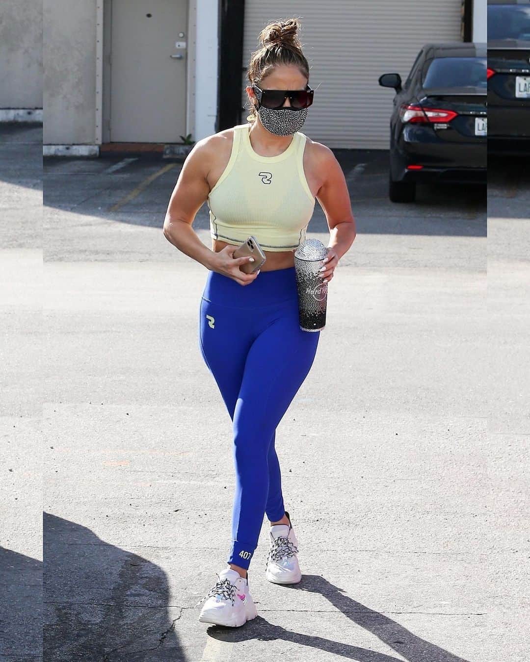 Just Jaredさんのインスタグラム写真 - (Just JaredInstagram)「Jennifer Lopez matches her blinged out cup to her bedazzled face mask while arriving for a private workout in Miami #JenniferLopez Photos: Backgrid」12月24日 12時07分 - justjared