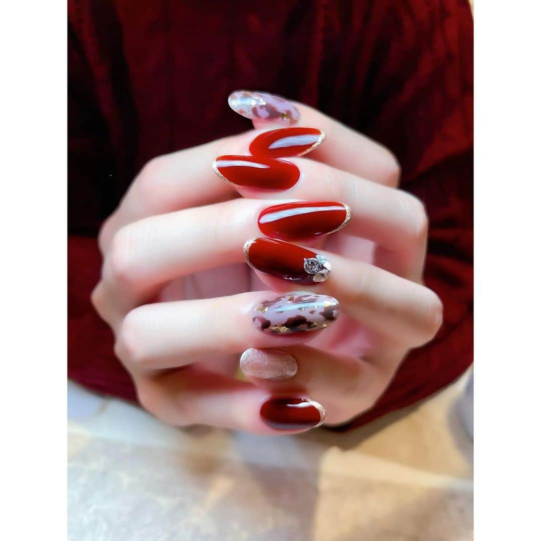 のインスタグラム：「・ 今年最後のネイル行ってきた💋 最後はド派手に♥️♥️♥️ MattRoseのRoseカラー(ボルドー)に レオパードとピンクシルバーのグリッター✨ みんなMerry Christmas🥂💖🌹  【Charme 西新宿店】 担当　ayanoさん 本年も大変お世話になりました🌹 @charme__nail   #パラジェル #自爪を削らない #nails」