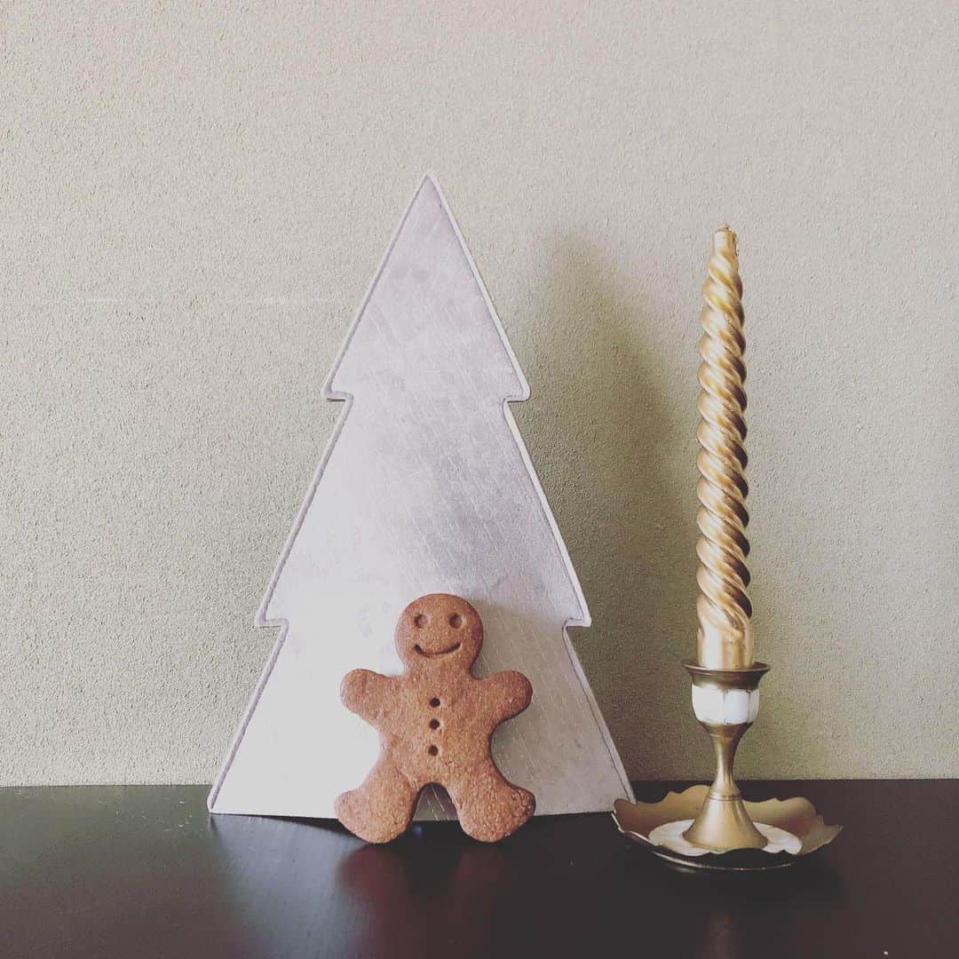 Maison Kayser Japon Officialさんのインスタグラム写真 - (Maison Kayser Japon OfficialInstagram)「. 1年に1度のクリスマス。 今夜はおうちでパーティーの方が多そうですね🎂 とっておきのクリスマスの食卓に、メゾンカイザーのバゲットを並べて頂けたら嬉しいです🥖 写真はメゾンカイザーのスペキュロス。実はこんな可愛いらしいシナモンクッキーも売っています。  みなさま、素敵なクリスマスをお過ごしください(*^^*)🎄 . . #メゾンカイザー #maisonkayser #japon #boulangerie #erickayser #france #bakery #paris #croissant #パリ #ブーランジェリー #ベーカリー #フランス #パンスタグラム #パンのある生活 #バゲット #クロワッサン #パン #baguette #cinnamon #christmas #cookies  #クッキー #クリスマス」12月24日 12時11分 - maisonkayser_japon