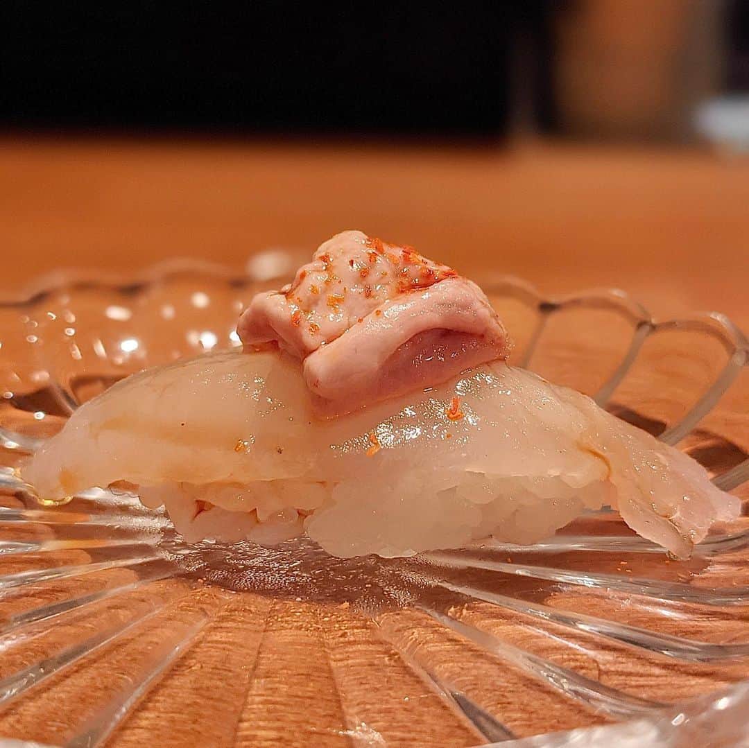 のインスタグラム：「東銀座『#歌舞伎座裏まさし 』﻿ 店名通り歌舞伎座裏にある和食屋さん😍﻿ 1階のカウンターのみで落ち着いた雰囲気✨﻿ ﻿ コースは軽めの6500円と﻿ 炊き込みご飯付きのおまかせ8500円の2種！﻿ 今回はおまかせを選択📝﻿ ﻿ まずは白子のフリットにパルメザンチーズが﻿ たっぷりかかっとるお料理が登場！！﻿ 熱々濃厚な白子とチーズの香り高さに﻿ 1杯目からしっかりとしたお酒に合わせたくなる味🤤🧀﻿ ﻿ 握りはカワハギの肝のせ、ウニの軍艦巻き﻿ お刺身はカツオの藁焼き、イカなど🐟﻿ ﻿ 名物の餃子はもち豚とこの日はレンコンが﻿ パンパンにはいっとる🤤🥟﻿ もち豚の旨味と蓮根のシャキシャキ食感がたまらん💓﻿ なに食べても美味しかった(*´꒳`*)✨﻿ ﻿ 店内温かみがあり、お店の方の雰囲気もいい！ これから通いたくなるお店🥺💓﻿ ﻿ #東銀座グルメ #割烹 #小料理 #和食 #東京グルメ﻿」
