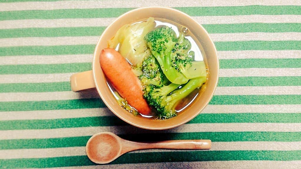古谷健太さんのインスタグラム写真 - (古谷健太Instagram)「シャウエッセンのスパイスカレースープが出来ました！野菜も暖もたっぷり摂れる少しスパイシーなスープカレーです！  諸説ありますが、食べると何の習い事もしていない小学生がたくさん集まってくるそうです。  #健太のスープ道場 #料理 #スープ」12月24日 12時15分 - koyaken_radio