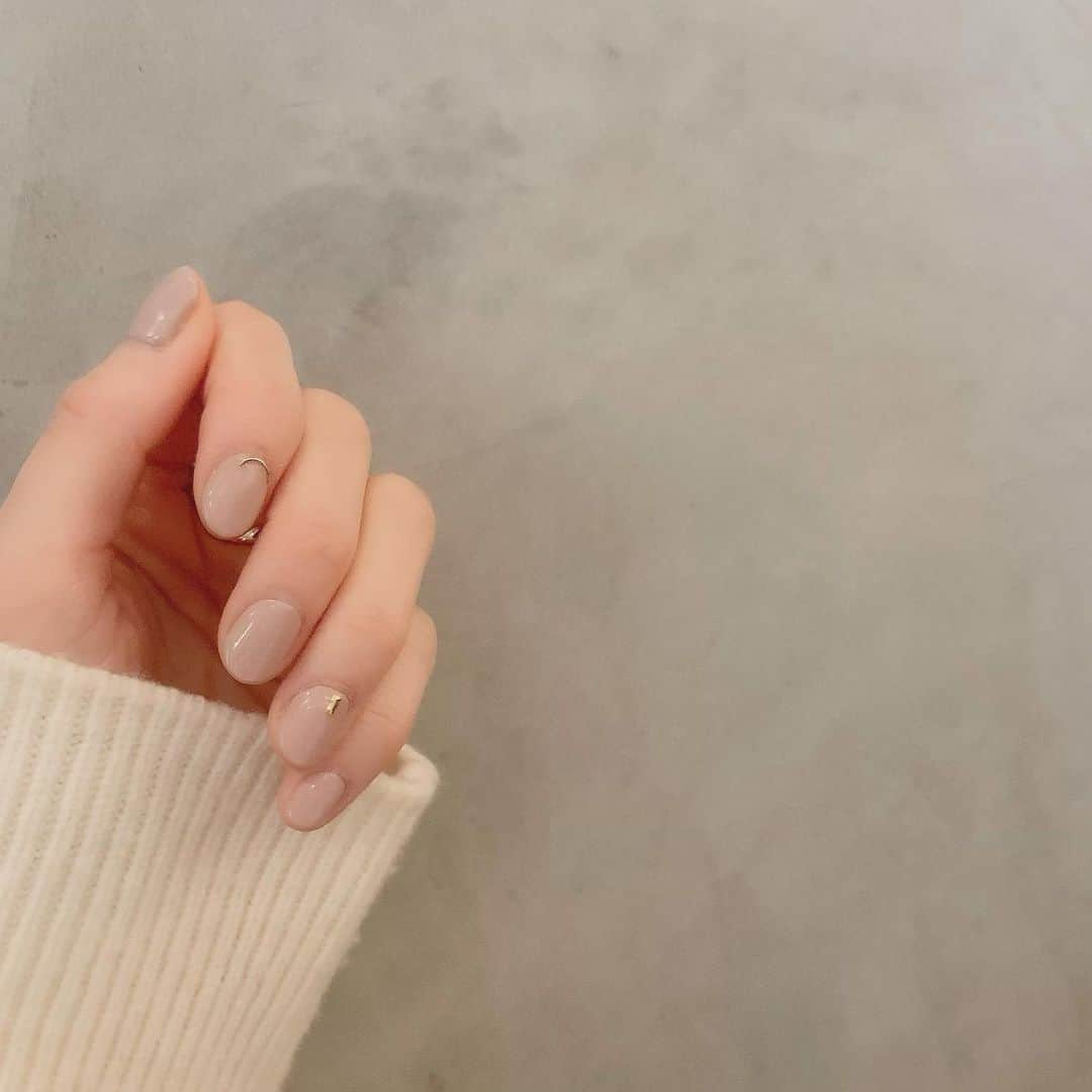 乙黒えりのインスタグラム：「New nail   マットなベージュピンクに 2本だけスタッズを置きました💅  #スタッズネイル#マットネイル#ネイル#nail#nailart#mamanail」