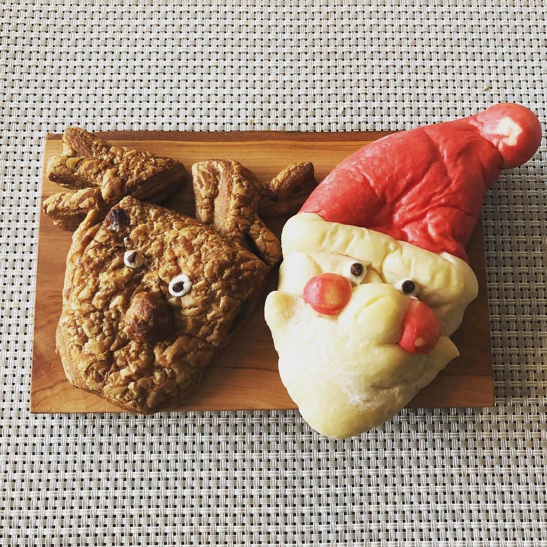 肘井美佳さんのインスタグラム写真 - (肘井美佳Instagram)「Merry Christmas Eve!!! Pretty Christmasy breakfast...  メリークリスマスイブ！ 今年も浮かれたピアスつけたよ。 最近のアプリは帽子がリアルですね〜  さて… おさまるのか！？ 仕事は無事におさまるのか…！？ 今日1日がんばります！  朝食にクリスマスぽいパンを。 赤鼻のトナカイにしたくてほっぺたと交換した。結果、サンタのほっぺにホクロができた笑  #christmaseve  #santaclaus  #アプリでキラキラすごいね #出番が増えて待ち時間が少なくなった #うれしい」12月24日 12時18分 - mikahijii