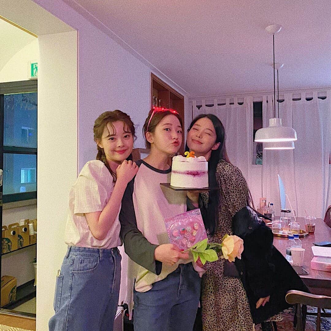 キム・チェウンのインスタグラム：「#🎄 #이사진은 #막촬때 #제생일이에요 #헤헷 #🎅」