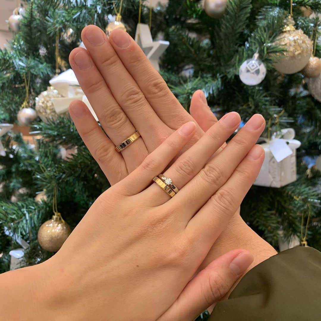 のインスタグラム：「————————————————﻿ ﻿ 【Euro Wedding Band】﻿ ﻿ -make your original ring-﻿ ﻿ ユーロウエディングバンドのセミオーダーリングを素敵にコーディネートして頂きました💍﻿ ﻿ 【幅、カラー、素材、仕上げ、ダイヤの数】﻿ 上記5つの項目をお選び頂きお2人だけの特別な結婚指輪が完成✨﻿ ﻿ 是非店頭にてご覧くださいませ。﻿ ﻿ 只今、店内のクリスマスツリーと一緒にお写真を撮っていただき、#パリクリ 🔍とハッシュタグを入れて投稿するともれなく高級セーム革のジュエリー&ウォッチクロスをプレゼントしております🎁✨﻿ ﻿ 皆様のご来店、素敵な投稿をお待ちしております🎄📸﻿ ﻿ ————————————————﻿ ﻿ #JEWELRYPARIS﻿ #ジュエリーパリ﻿ #プレ花嫁﻿ #福井﻿ #fukui﻿ #福井結婚式﻿ #結婚指輪﻿ #婚約指輪﻿ #マリッジリング﻿ #エンゲージリング﻿ #ブライダル﻿ #リング﻿ #ピアス﻿ #ネックレス﻿ #Boucheron﻿ #ブシュロン﻿ #ブシュロンリング﻿ #パリクリ」