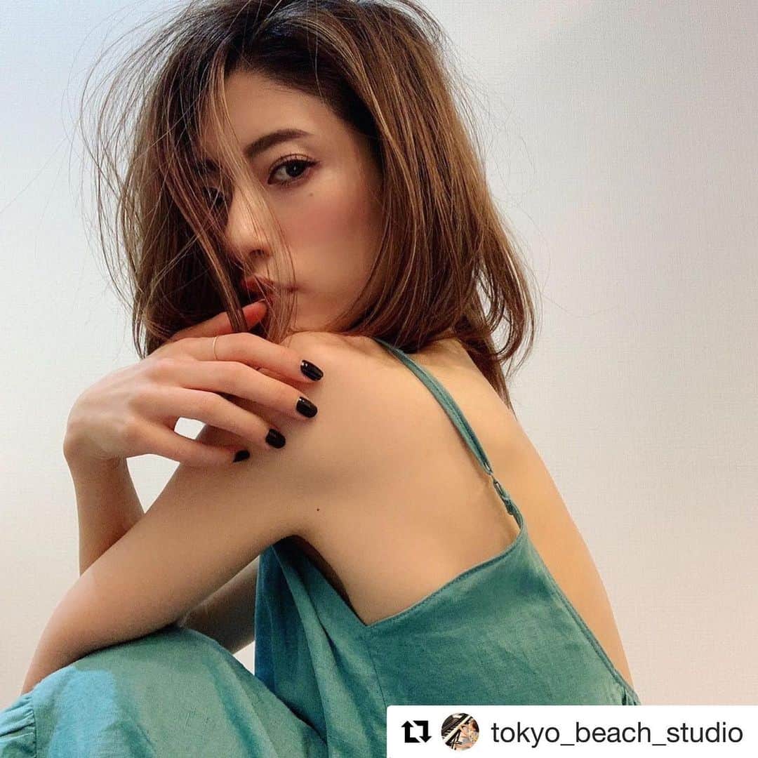 のインスタグラム：「. . この度1月からボイストレーナーのお仕事を新しくやらせて頂くことになりました！ どうぞお気軽にお問い合わせ下さい☺️  #Repost @tokyo_beach_studio with @get_repost ・・・ 【NEW PROGRAM】  2021年1月13日よりプレスタート🎧  三軒茶屋ビーチスタジオ、 《毎週水曜日》  ■ インストラクター 柳 めぐみ  『ボイストレーニング&ボディメイク』  https://tokyobeachstudio.jimdo.com/pick-up-program/  ■ プロフィール  2004年にMissing Linkのメンバー、リーダーとしてEpic Records Japanからメジャーデビュー。 2012年にソロシンガー、女優として活動を開始。 自身で手がけた曲が映画の主題歌、挿入歌に起用される。 その後、YANAKIKUという日本文化をテーマにしたガールズユニットを結成し、 世界11カ国でライブを行う。 2020年第11回国民的美魔女コンテストファイナリスト。 SHOW ROOM賞受賞。    ■ Message  歌は誰でも歌えるようになれる！ なぜなら歌には“コツ” があるからです。 私がプロのシンガーとして習得し、 磨いてきた技術をシェアさせて頂きたいと思います。 「プロのシンガーになりない」 「今より少し歌が上手くなりたい」 「カラオケで良い点を取りたい」 「スピーチでハキハキ話せるようになりたい」 などなど、あなたの要望にしっかりと応えられるレッスンをご提供致します。 “声”はあなただけの生まれ持った素敵な才能です。 一緒にあなたのオリジナルな“才能”を もっと輝かせていきましょう！ ボーカルレッスンはもちろん、 ワンポイントビューティーアドバイスも行います。 ボイトレをしながら必要な筋肉を組み立てて行く“ボディーメイク” そして “眉毛の書き方”や “デート服のコーディネート” なんでもご質問下さい♪  歌もあなた自身も一緒に磨いていきましょう！ 男性女性、キッズちゃんたちも大歓迎！ お気軽にお声がけ下さい！   体験レッスンご予約、ご質問 などは、 yanamegu.voice@gmail.com   まで、直接お問い合わせください。」