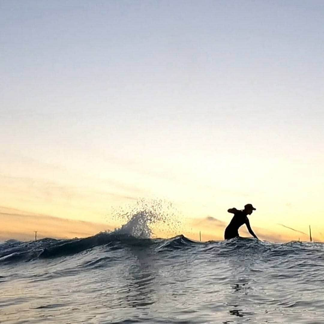 岡部亜紀のインスタグラム：「sunset surfing💙 @yurin0728」