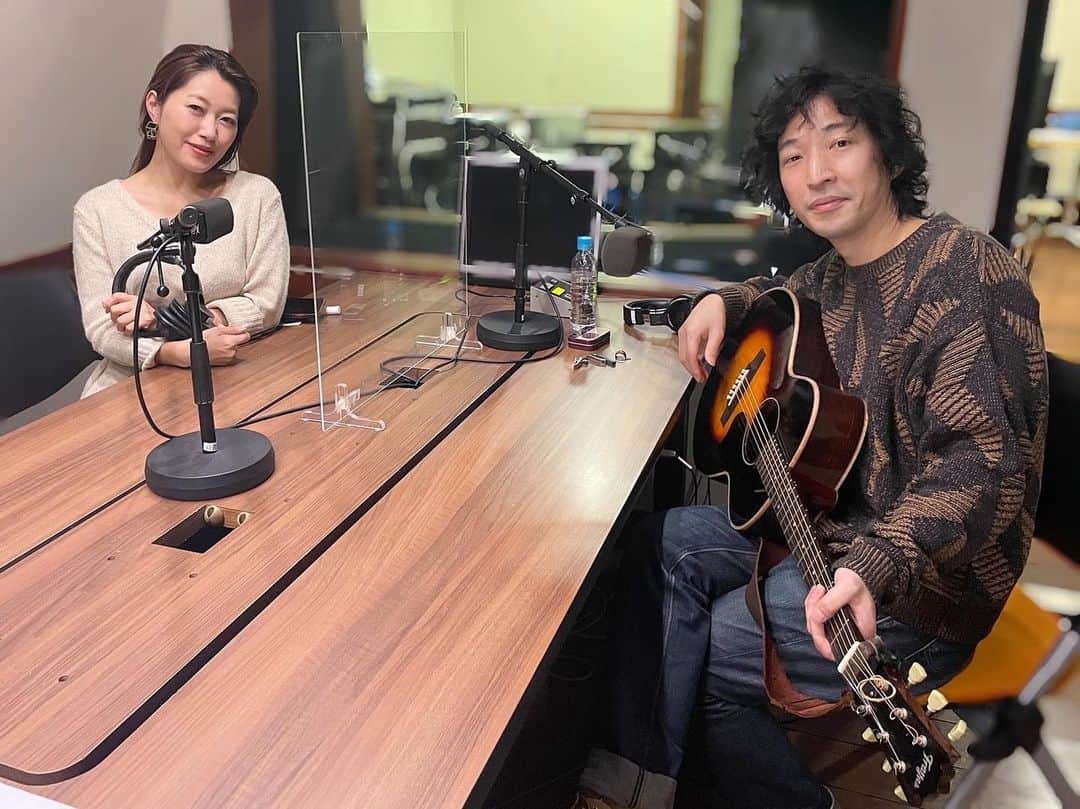 のインスタグラム：「12/24 #ディアフレンズ﻿ クリスマス生演奏スペシャル♪の今日は﻿ #おおはた雄一 @yuichiohata さんを お迎えしました🎄 ﻿ 毎年恒例、クリスマスに登場するということで﻿ “おおはた雄一サンタ”という新名称を﻿ 勝手に命名された、おおはたさん（笑）﻿ 今年もギターを片手に歌を届けに﻿ やってきてくれました♪﻿ ﻿ 2020年は、美雨さんとのユニット﻿ おお雨（おおはた雄一＋坂本美雨）が﻿ 活動14年にして初めてアルバムをリリース。﻿ ﻿ 緊急事態宣言が出る直前にレコーディングを﻿ 終えて、6月11日の「入梅の日」に﻿ 『よろこびあうことは』という﻿ 1stアルバムが発売されました。﻿ ﻿ そして今日は、クリスマス・イブということで﻿ クリスマスLIVEをお届けしました！﻿ ﻿ 曲は「蛍の光」の原曲にもなったという﻿ スコットランド民謡の「Auld Lang Syne」﻿ ﻿ 美雨さん﻿ 「懐かしい日々、こんなに時間が﻿ 経ってしまったねというような、昔の友を﻿ 思い出してみよう、過ぎ去った日々に﻿ 一杯（杯を）傾けようじゃないかという﻿ シンプルな歌詞です。」﻿ ﻿ ちなみに…﻿ おお雨（おおはた雄一＋坂本美雨）が﻿ 岩手県盛岡市の歴史的建造物﻿ 「岩手銀行赤レンガ館」で行った﻿ Xmas Concertの模様がYouTubeで﻿ 今夜から期間限定で無料配信されます！﻿ ﻿ Presented by manordaいわて﻿ Winter Light in 赤レンガ﻿ おお雨（おおはた雄一 + 坂本美雨）﻿ Xmas Live 2020﻿ よろこびあうことは﻿ ﻿ YouTubeチャンネル『manordaいわて』にて﻿ 今夜、12月24日（木）19:30から配信スタート﻿ ﻿ ――――――――――――――――﻿ 【#森永乳業 #CafeTalk】﻿ ﻿ Q. 人生において勝負した瞬間とは？﻿ ﻿ おおはた雄一さん﻿ 「23〜24歳のころかな。﻿ “もう音楽以外やらない”となれたのは﻿ 勝負した意識はなかったけれど、よく決断した﻿ なと思います。それまではアルバイトを﻿ していたんですけど、もうやらないって。﻿ お金があったわけじゃないけれど、なんか﻿ 賭けたというか…。﻿ 東京・八王子のBarで歌い始めて、それしか﻿ やっていなかったんだけれど、意識が﻿ 変わったのかもしれないですね。﻿ あとは、まわりが結構鍛えてくれて。﻿ “プロなんだからちゃんとやれよ”って。」﻿ ﻿ 美雨さん﻿ 「おおはたくんは、自分がミュージシャンで﻿ あることを仕事だと思っています？」﻿ ﻿ おおはた雄一さん﻿ 「あのね、思っていなかったんだけど﻿ 美雨ちゃんが教えてくれたの。﻿ 10数年前に、何回かLIVEをしたときに﻿ “おおはたくんと最初に仕事をしたのって﻿ いつだっけ？”って言われて、ハッ！って（笑）」﻿ ﻿ ﻿ ﻿ #おおはた雄一サンタ﻿ #おお雨﻿ #よろこびあうことは﻿ #岩手 #盛岡﻿ #岩手銀行赤レンガ館﻿ #配信ライブ﻿ #蛍の光﻿ #スコットランド民謡﻿ #AuldLangSyne﻿ #ギター﻿ #manordaいわて  #坂本美雨 #MiuSakamoto @miu_sakamoto #ディアフレンズ #tokyofm #JFN #今日のひとこと #全国38局ネット #radiko #radikoタイムフリー @tokyofm_official﻿」