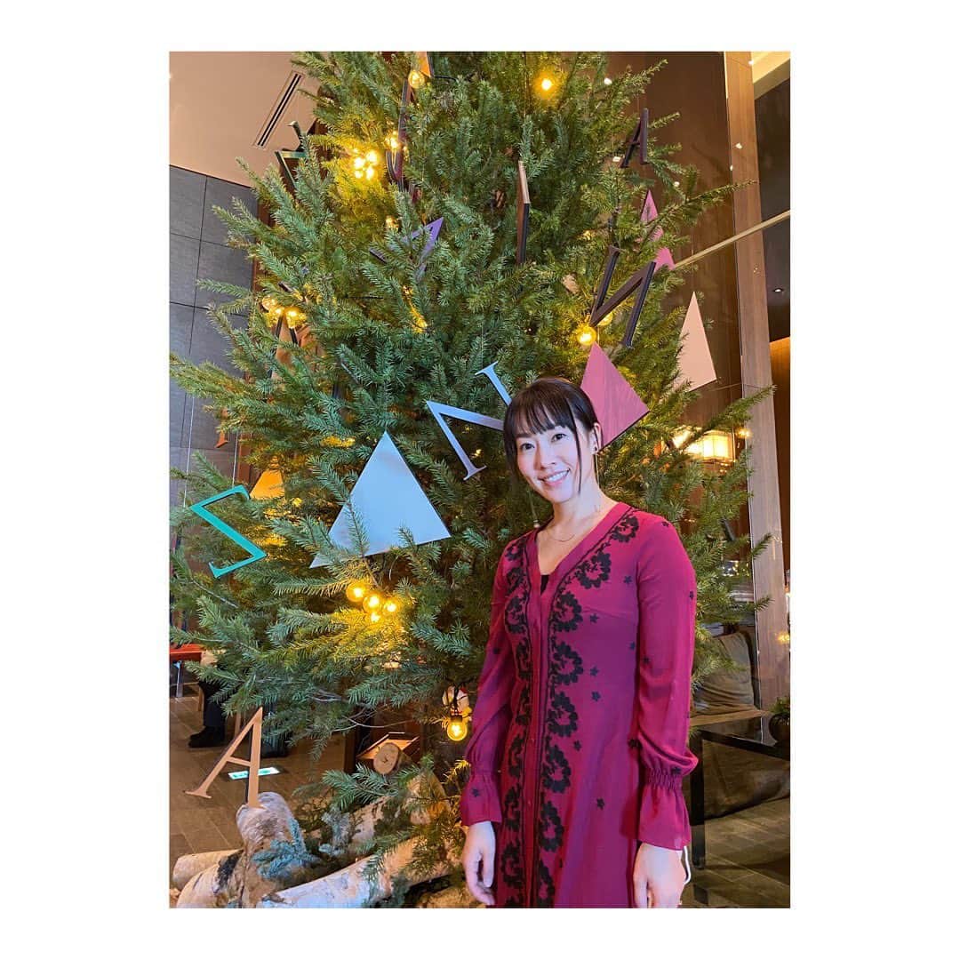 のインスタグラム：「. 今夜はお家で ささやかなクリスマスパーティー。 息子用にこっそりしまっておいた シャンメリーが 私が仕事でいないすきに 発見されてしまったらしい🙄 サプライズがひとつ減った😂 . 写真はいつかのアンダーズ . #merrychristmas  #christmaseve #クリスマスイブ #🎄 #andaztokyo #アンダーズ東京  #虎ノ門ヒルズ  #toranomon  #familytime #tokyo #japan  #フリーアナウンサー #實石あづさ」