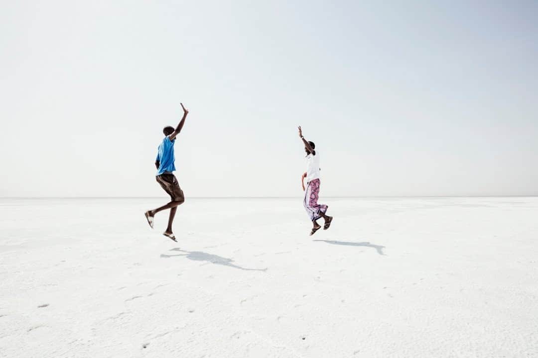 National Geographic Travelさんのインスタグラム写真 - (National Geographic TravelInstagram)「Photo by @andrea_frazzetta / My guide, Ali, meets his friend, Mohamed, on the white surface of the salt plain in Ethiopia. Mohamed also works as a guide for tourists in the Danakil region. They hadn't seen each other for a while, and they began to shout and dance out of joy. The keké dance is a tradition of the Afar people. To see more photos from my travels, follow me @andrea_frazzetta. #Africa #Ethiopia #Danakil」12月24日 12時34分 - natgeotravel