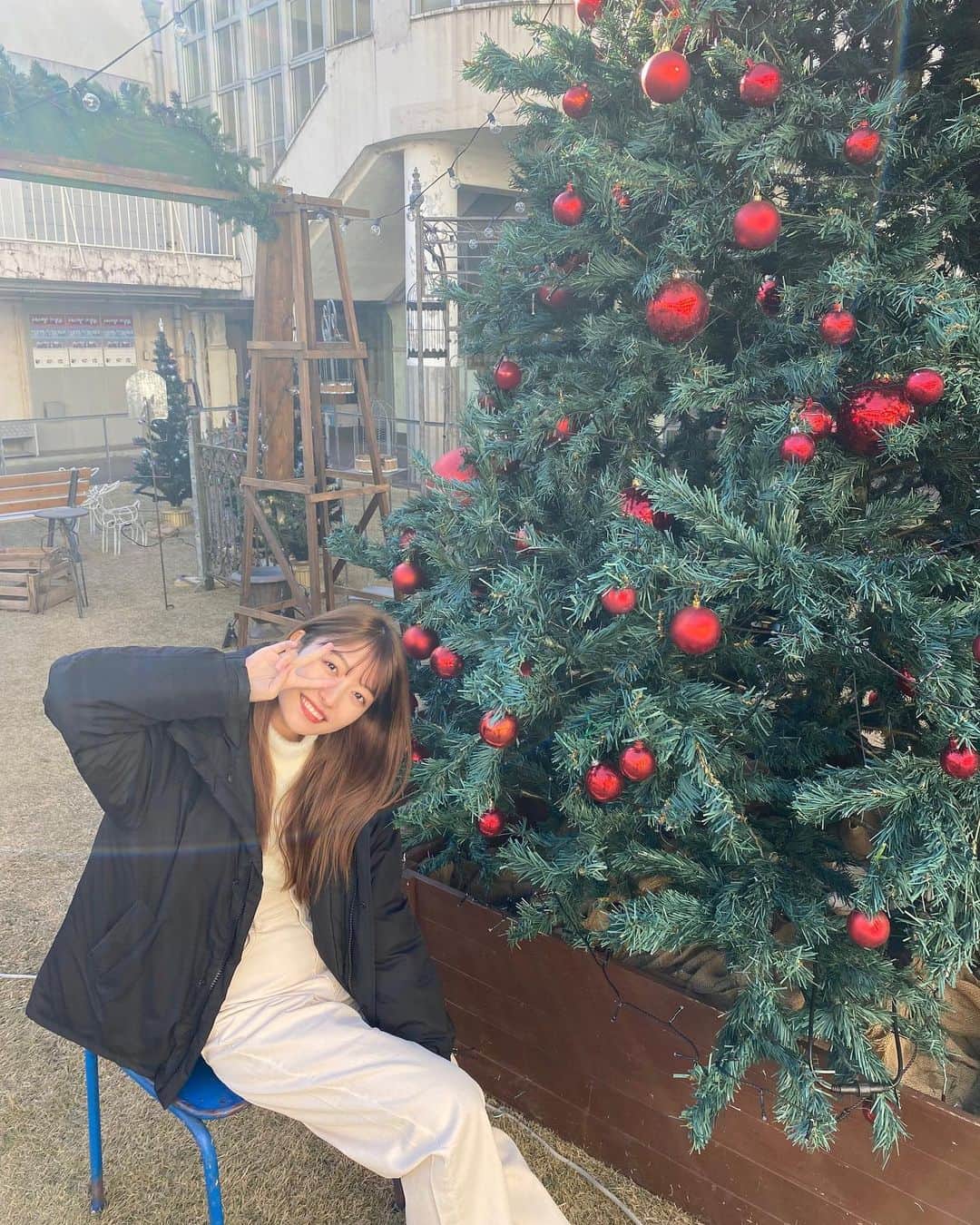 野乃さんのインスタグラム写真 - (野乃Instagram)「おおきなクリスマスツリー🎄 出現してました〜！！ りんごみたい。可愛🥰🍎 イブですねー！あんまり実感ないけど、(笑) まあでも毎年そんなもんかな！ネットサイン会、楽しもーね！  メリークリスマス❤️ ふぉとばい、MGさん🎅🏻📷」12月24日 12時35分 - nonono_onaka