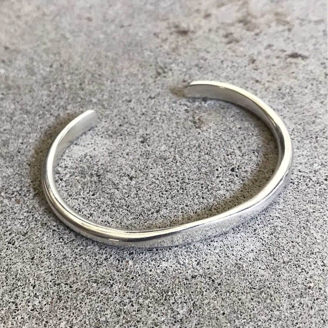 マージンさんのインスタグラム写真 - (マージンInstagram)「magine_official “SILVER SMOOTH BANGLE” product code / 2019-111 price / ¥16,500  SILVER925で作成されたスムースバングル シルバー本来の輝きをもたせたアイテム  合わせのしやすいシンプルなデザインで、 厚みをもたせているため、1つでも存在感のあるバングルです。  購入はコチラから ▶︎ https://magine.thebase.in/items/36458609 . . . . . . . . @magine_official #magine #マージン #ミリタリー #ミュージック #20aw #メンズファッション #ビジネスカジュアル #大人のファッション #military #music #mensfashion #busines」12月24日 12時37分 - magine_official