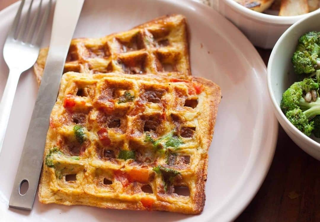 Archana's Kitchenさんのインスタグラム写真 - (Archana's KitchenInstagram)「Masala Omelette Waffles Recipe is an innovative try on waffles which gives you an interesting start to your breakfast. These waffles are completely made with just eggs and packed full of veggies that will give you a healthy start as well.  You can add any vegetables of you choice but in this recipe we have kept it simple by adding some onions, bell peppers, broccoli and tomatoes with some Indian masala. Get the recipe from the smart.bio link in my profile @archanaskitchen . . . . . #recipes #easyrecipes #breakfast #Indianbreakfast #archanaskitchen #healthylifestyle #eating #highprotein #breakfastclub #cheesetoast #cheesechilli #Cheesechillitoast #homemadefood #eatfit #cooking #food #healthyrecipes #foodphotography #recipeoftheday #comfortfood #deliciousfood #delicious #instayum #food」12月24日 12時38分 - archanaskitchen