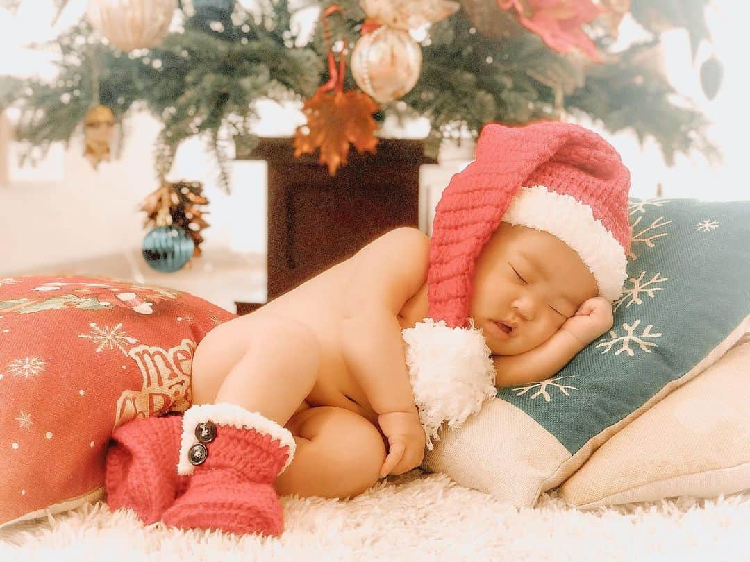 岡本雅世さんのインスタグラム写真 - (岡本雅世Instagram)「❄☃🎅🎁💕🎄🎂✨  100日フォトでクリスマスバージョンも撮ったよ  ピア王子の時も裸に帽子と靴スタイルで撮ったなぁ❤︎  今日はイブ🎄 クリスマス、ママ達大忙し😂  #クリスマス #christmasphotoshoot #babystagram #ベビスタグラム #100daybaby #babygirl #xmastime #ベビーフォト #ママリ #赤ちゃんのいる生活 #赤ちゃん写真 #サンタコス #生後3ヶ月」12月24日 12時38分 - masayo_okamoto