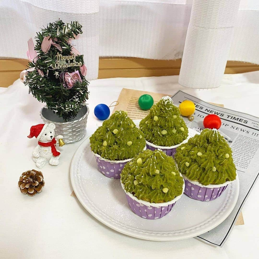 4meee!さんのインスタグラム写真 - (4meee!Instagram)「＼クリスマス×年末年始ごはんのおすすめ紹介✨／⠀﻿ ﻿ ﻿ 今年はお家でクリスマス！🎅﻿ ﻿ ちょっといいもの食べる日も、遅れてのごちそうやスイーの人もいるかも🎄﻿ ﻿ お家に帰ってからでも作れそうなクリスマスのスイーツをご紹介✨﻿ ﻿ ﻿ Thankyou🎀﻿﻿ ﻿@cinnamo._.n  @ham_cookingram  @hiroko.0130  @a__pipi39  ﻿﻿﻿ 流行りのアイテでムやスポットには　@4meee_com をタグ付けして投稿してください🎀﻿﻿﻿ .﻿﻿ #4MEEE#フォーミー#アラサー女子#女子力向上委員﻿ ﻿ . #簡単レシピ #時短レシピ #節約 #節約生活 #節約ごはん #一人暮らし #1人暮らし #一人暮らしキッチン #キッチン #キッチン収納 #クリスマス#クリスマスレシピ#クリスマススイーツ#クリスマスアレンジ#クリスマススイーツアレンジ#シュークリーム#シュークリームツリー#プチシューツリー#パイの実#チョコパイ#鹿チョコ#トナカイチョコ#マフィン#デコマフィン #一人暮らしごはん」12月24日 12時49分 - 4meee_com