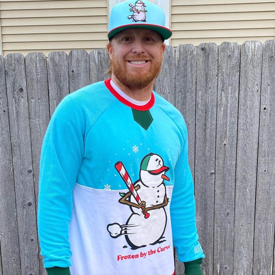 ジャスティン・ターナーのインスタグラム：「🎁🚨 Tis’ the season 🚨 🎁   *** CLOSED ***  CONGRATULATIONS @eeddiiee1214 Merry Christmas! We hope you enjoy your @baseballism gear. Stay tuned for more contests and giveaways!  @court_with_a_k had a great idea so we thought, let’s double everyone’s chances of winning!! I’m giving away another $200 e-gift card to one of our favorite small businesses @baseballism. If you haven’t heard of them they have some great gifts for the holidays!!!  How to enter: 1) Tag a friend who loves baseball 2) Make sure you’re following me (so I can DM the winner)  I’ll select (1) winner on 12/24 at 5 PM PST through a random winner generator picker app thing. e-card will be sent via email!  *Not affiliated with Baseballism or Instagram*   Happy holidays! 🎄   #giveaway #giveawaycontest  Make sure you also enter on @court_with_a_k page」