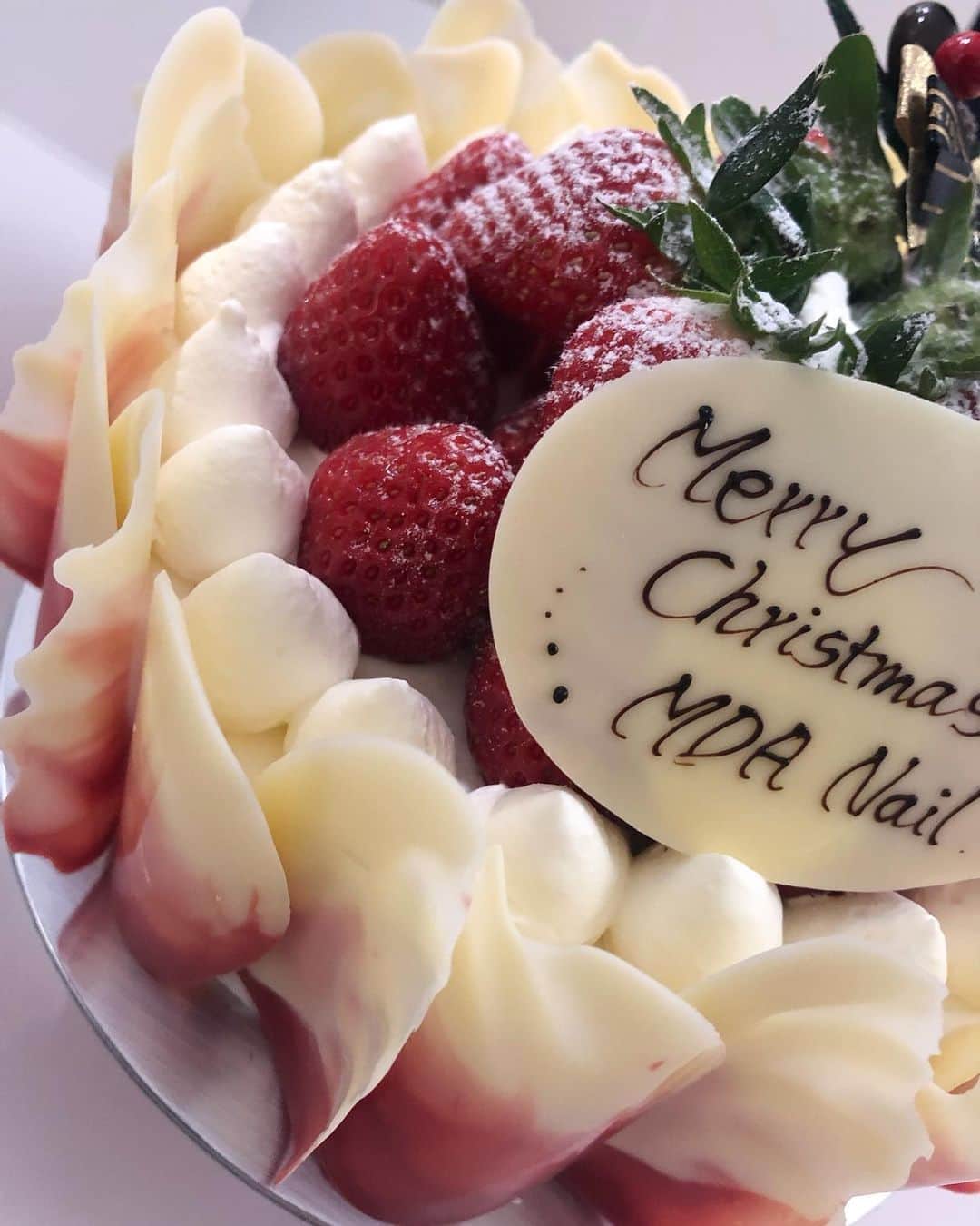 Mayu Ogawaさんのインスタグラム写真 - (Mayu OgawaInstagram)「サプライズ😭🎂💗 大好きなお客様より♡  きゅん♪なケーキと大好物を沢山入れてくださったクリスマスバスケット🧺🎄🎅 いろんなお話をきっと覚えててくださってる！、、と泣  お誕生日じゃなくてもケーキにキャドルを灯すなんて、♡ 童心にもどってしまいます。  いろんな事が嬉しすぎて 泣いてしまいます😭💗  いつも可愛がってくださってありがとうございます。  みんなで頂きました！ ありがとうございました！💗💗💗  皆様も素敵なEve&クリスマスを♪  クリスマスネイルどんどんアップしますので見てくださいね♪  #クリスマスケーキ #美味しすぎる #グランドハイアット東京 #grandhyatttokyo  #フィオレンティーナペストリーブティック #クリスマス #xmas #christmas  #感動　 #mdanail #mdamayu #銀座ネイルサロン #東京ネイルサロン」12月24日 12時43分 - m_d_a