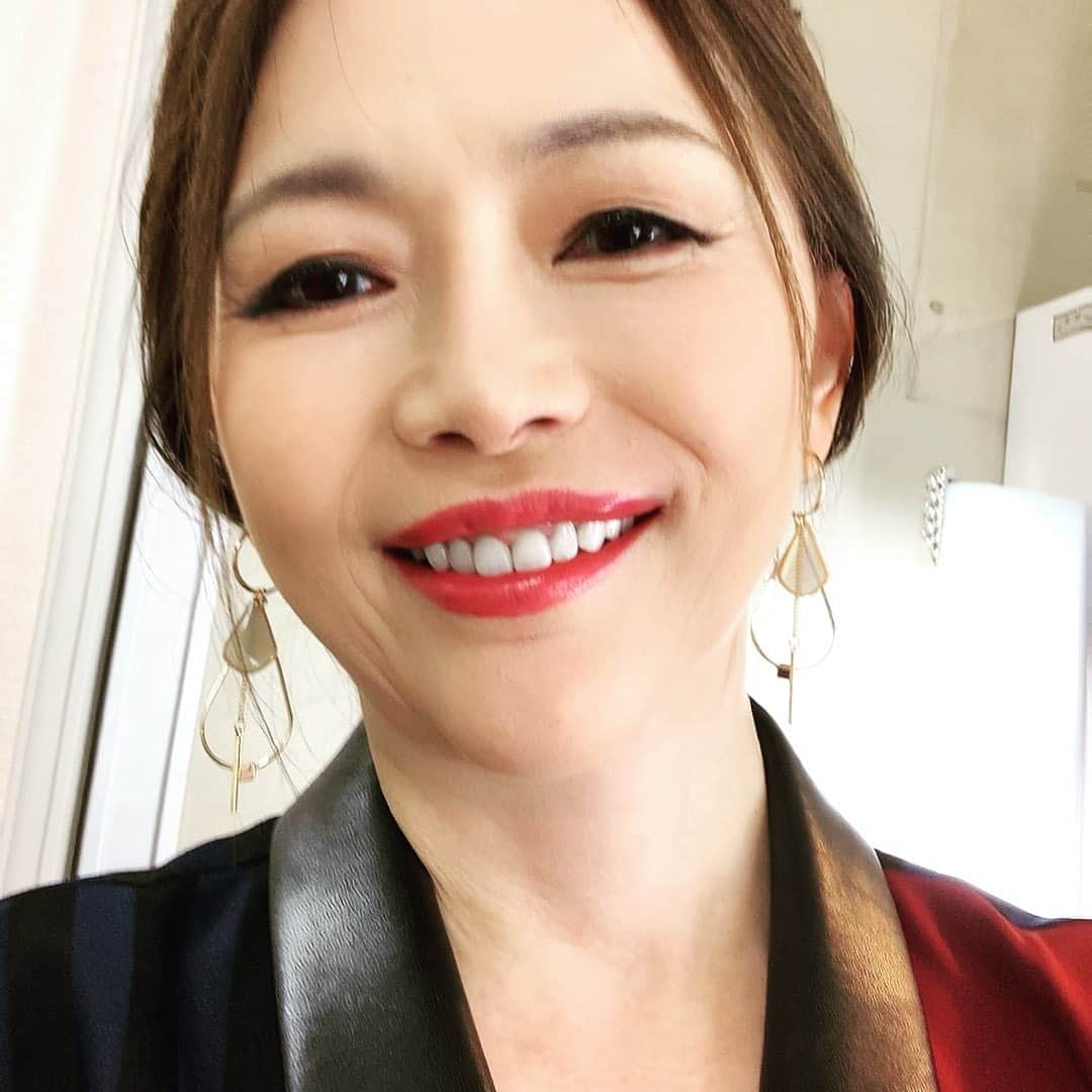 青田典子さんのインスタグラム写真 - (青田典子Instagram)「Merry  Chrismas💕 穏やかで素敵なクリスマスを*･゜ﾟ･*:.｡..｡.:*･''･*:.｡. .｡.:*･゜ﾟ･*🎄  2021年　1/9(土) NHK  BSプレミアム「玉置浩二ショー」 22:30〜23:30放送  こちらも楽しみにしていてくださいネ  赤と青のコントラストな衣装を着ました ❤️💙」12月24日 12時43分 - norikoaota