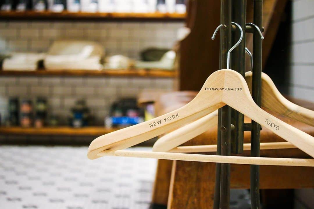 のインスタグラム：「﻿ FREEMANS SPORTING CLUB - GINZA BARBER💈﻿ ﻿ #freemanssportingclub ﻿ #ginzasix﻿ #barbershop﻿ #barber﻿ #バーバー」