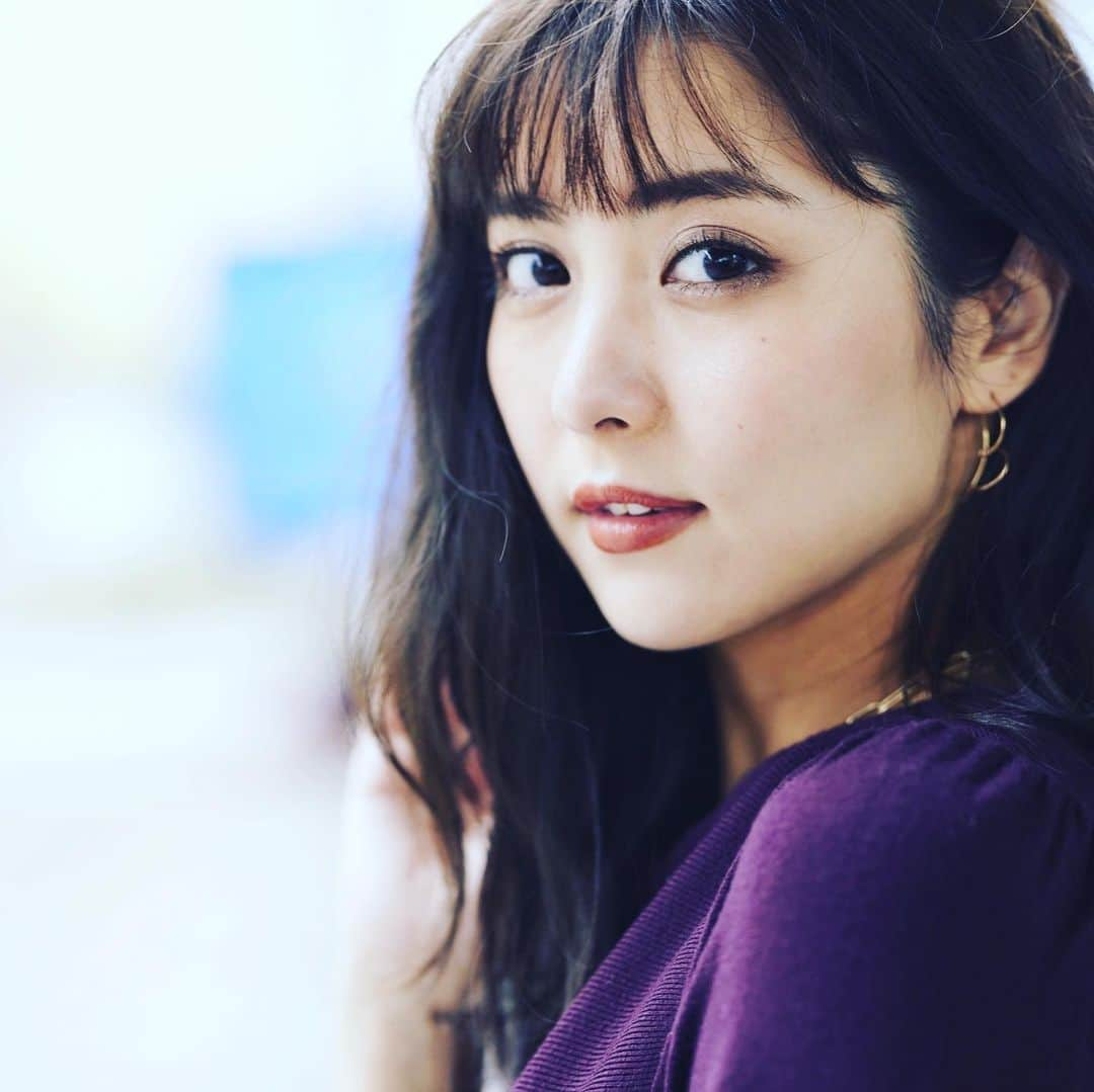 美人百花さんのインスタグラム写真 - (美人百花Instagram)「今日はクリスマスイブ🎄🎄  ステイホームの人も、大切な人と会う人も素敵な一日になりますように🎁🍰🍷  写真は美しすぎる石川恋ちゃん。次号のアザーカットです🥰  撮影の最後、付録を渡すと、「色も柄も可愛い💕」と気に入ってくれました。  まだの方は、ぜひお近くの書店でゲットしてください📕  #美人百花 #美人百花付録  #オリビアバートン  #石川恋  さん」12月24日 12時44分 - bijinhyakka