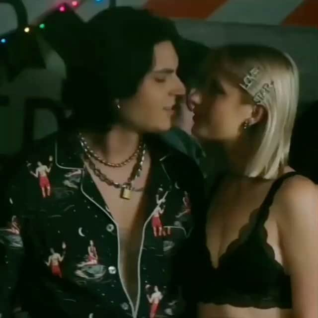 サミュエル・ラーセンのインスタグラム：「2020 has without a doubt been a hard year, but I must say, getting to make out with my babe @imvanessadubasso in the no. 1 movie on Netflix is a great way to end it.  Go watch the new @aftermovie now!!!」