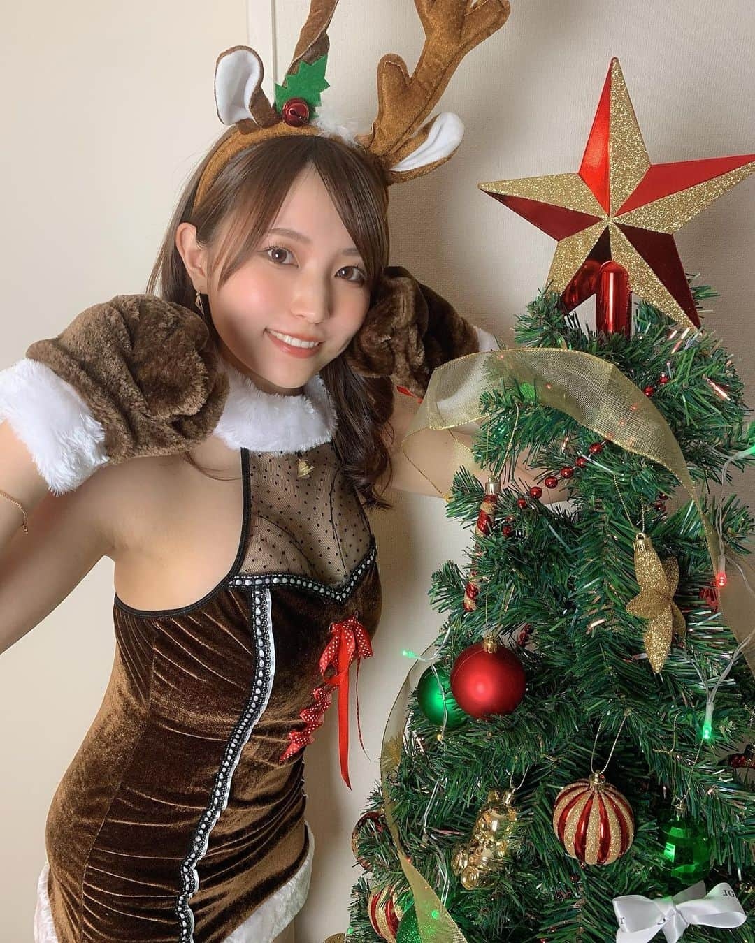 坂東遥さんのインスタグラム写真 - (坂東遥Instagram)「◯ ・  ハッピークリスマスイブ〜🦌🎄  ネットで頼んだトナカイ おしりぱつぱつだった🍑  #クリスマス  #トナカイ  #クリスマスイブ」12月24日 12時45分 - b.haruka1103