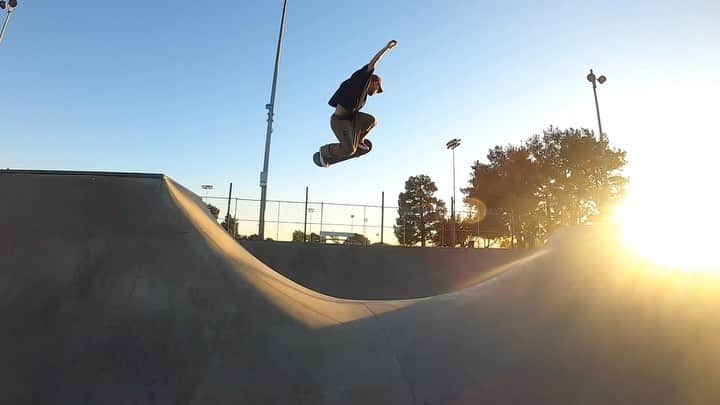 笹岡建介のインスタグラム：「☀️☀️  🎥@taikinakatani   @mktaxi.jp @dcshoes_japan @dorcus_tbs @bern_japan @stance_japan @skullcandyjapan @independenttrucks @rictawheels @minirampsteez @chubusystem_official  #mktaxi#dcshoesjapan #dcshoes #skullcandyjapan #bells #independenttrucks #triforce_k #hi_5 #dorcus_tbs #6556skateboarding #divisio#fivecrossskatepark #showgekiskateboards #13mind#bern#bernjapan#make___#skate#skateboard #instagood #skatecrunch #skatecrunchmag #minirampsteez #vertskateboarding #gyms」
