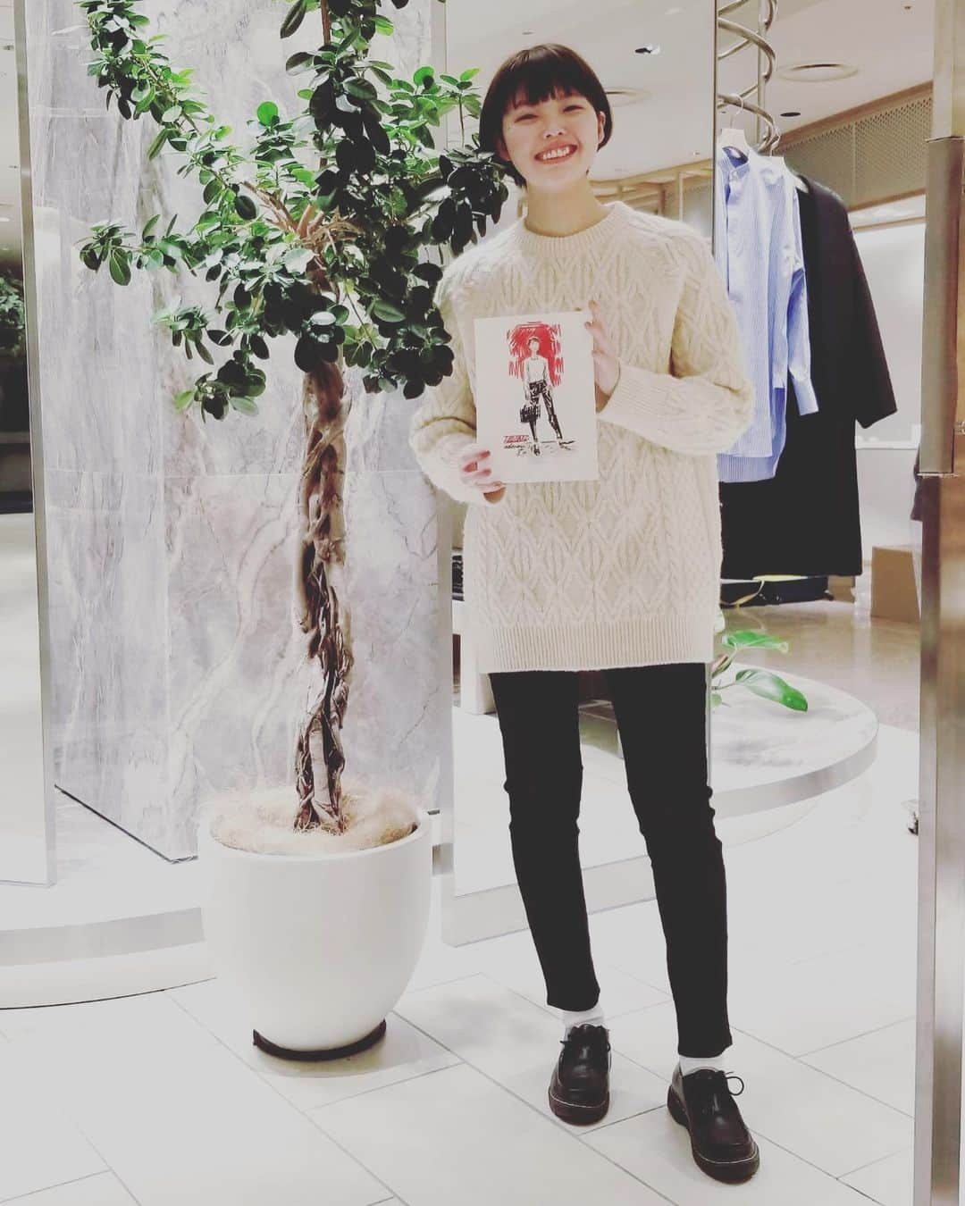 RED CARD TOKYOさんのインスタグラム写真 - (RED CARD TOKYOInstagram)「Art of gifting by RED CARD﻿  ﻿ 伊勢丹新宿店本館2階アーバンクローゼット内にて、 雑誌『POPEYE』などで掲載実績のあるイラストレーター、 エイドリアン・ホーガン氏と＜RED CARD＞のコラボイベントを開催！﻿  ﻿ 12/23(水)～27(日)のイベント会期中に＜RED CARD＞の商品をご購入頂いたお客さまには、先着でエイドリアン氏と＜RED CARD＞がコラボしたオリジナルトートバッグをプレゼント。﻿ ※セール品は対象外になります。﻿ ※無くなり次第終了になります。﻿  ﻿ また、売り場ではエイドリアン氏が＜RED CARD＞のヴィジュアルを作成するプロセスムービーの配信、普段展開していないメンズモデルの先行販売など、伊勢丹新宿店でしか体験できないスペシャルな企画をご用意しております。﻿  ﻿ さらに、12/24(木)にはエイドリアン氏が終日来店し、 ＜RED CARD＞お買上げのお客さまに先着で、似顔絵を描いて差しあげるアートイベントを開催いたします。﻿ ※セール品は対象外になります。﻿ ※10:00～19:30（最終受付）﻿ 　時間によってはお待ち頂く可能性がございます。﻿ ※詳しくは係員までお問い合わせください。﻿  ﻿ 【イベント概要】﻿ 会期：12/23(水)～27(日)﻿ 場所：伊勢丹新宿店本館2階アーバンクローゼット﻿ 問い合わせ先：03-3352-1111(大代表)  __________________________________  Adrian Hogan (エイドリアン・ホーガン)  オーストラリアのメルボルン故郷。 モナシュー大学卒業。 雑誌、広告、書籍、壁画、絵コンテ、など 幅広く活動中。 主な仕事に、雑誌『POPEYE』、 Starbucks Reserve Roastery Tokyo壁画、 Lexus広告などがあります。 __________________________________  @isetan_shinjuku_urbancloset ﻿ @redcardtokyo @adehogan   #イベント告知  #redcardエイドリアンホーガン #adrianhogan #エイドリアンホーガン  #アートコラボレーション  #イラスト入りトートバッグ #ノベルティバッグ  #伊勢丹新宿店﻿ #urbancloset﻿ #アーバンクローゼット #似顔絵イベント は #12月24日限定 です #redcarddenim #redcardtokyo  #レッドカード #レッドカードデニム  #レッドカードトーキョー」12月24日 12時47分 - redcardtokyo