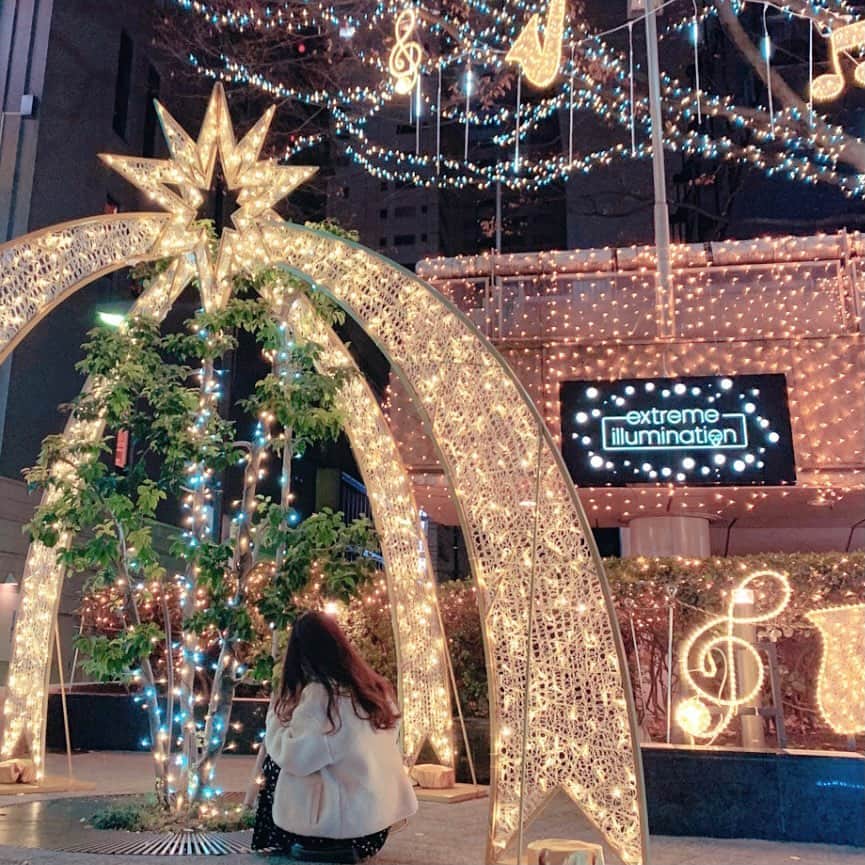 Riicoのインスタグラム：「きらきら✨*♬*ﾟ♪ 音符がいっぱいですごくHappyな気持ちになったイルミネーション🥺❤️  Merry christmas eve🎅☃️❄️ よいクリスマスを〜🎄❤︎  #メリークリスマス #イルミネーション」