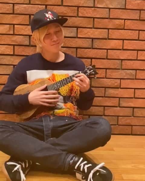 山田義孝のインスタグラム：「🎄🎄🎄 誰かと過ごす人にも 一人で過ごす人にも お仕事頑張る人にも 素敵な日であれ🎄 #クリスマスソング #唄ってみました #あさってには消しまーす」
