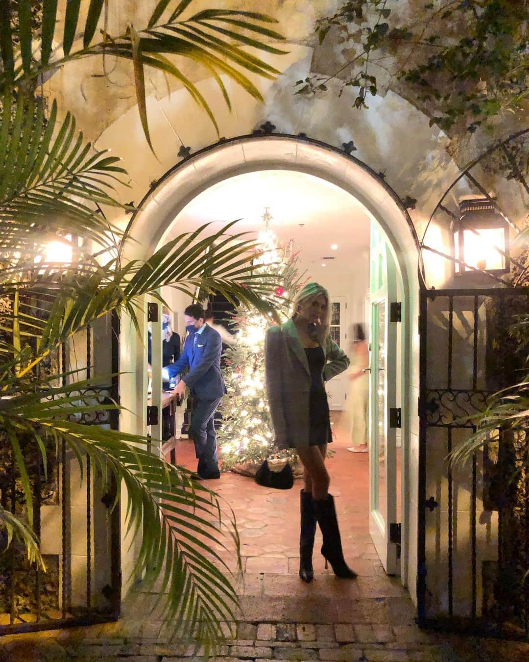 シャーロット・マッキニーのインスタグラム：「Blurry Miami photo dump from a quick trip 🎄」