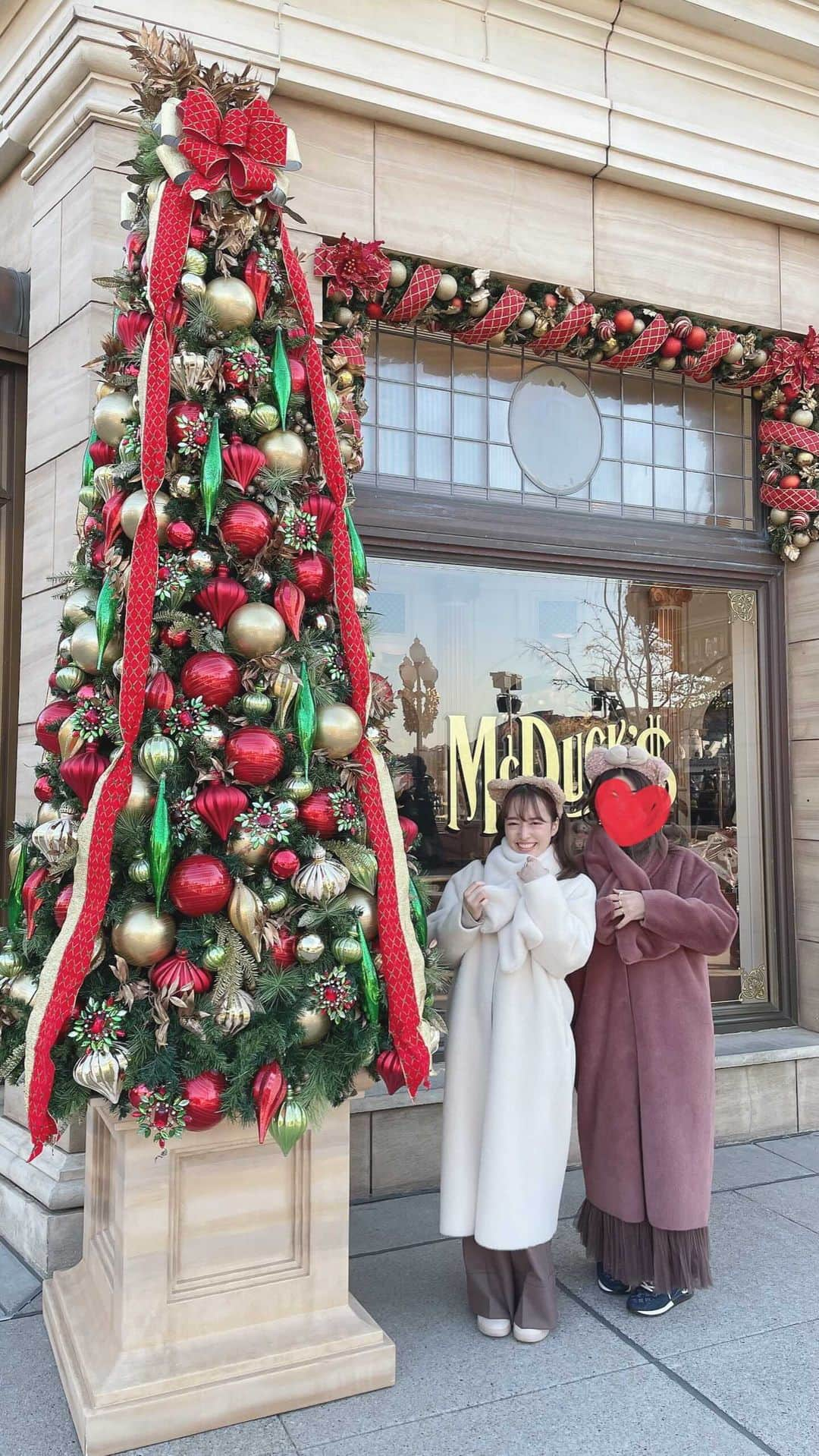 梛野里佳子のインスタグラム：「メリクリイブ🤍  少し前に友達のお誕生日で🤍🎄  メイにあってきたよ🤍🧸  #ディズニー #ディズニーコーデ #ディズニーシー #クリスマス #クリスマスツリー #クリスマスディズニー #ダッフィーコーデ #tokyodisneysea #christmas #christmastree #merrychristmas #ootd #herlipto」