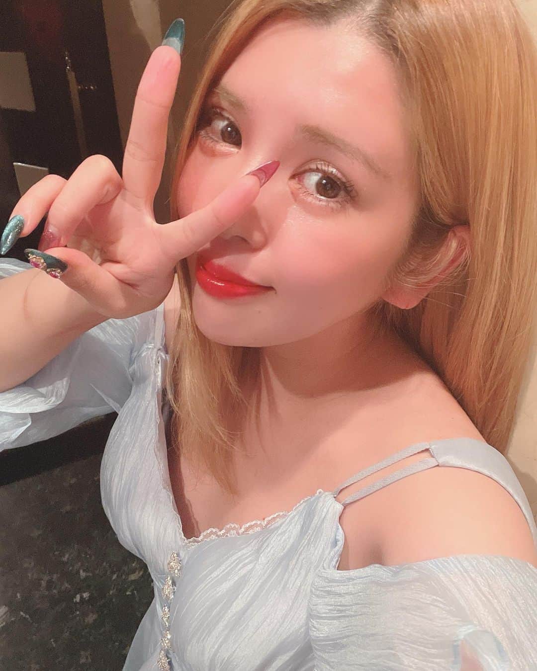坂口杏里のインスタグラム：「BARカシェット オープンしてます💁‍♀️✨ 18:00までです！  昼、夕方飲み🎶  BAR CACHETTE (カシェット) 東京都新宿区歌舞伎町2-11-7 メトロビル4階  お待ちしてますん💕 男性１時間3000円 女性１時間1500円 （飲み放題）  ライン交換写メ撮ろ☺️」