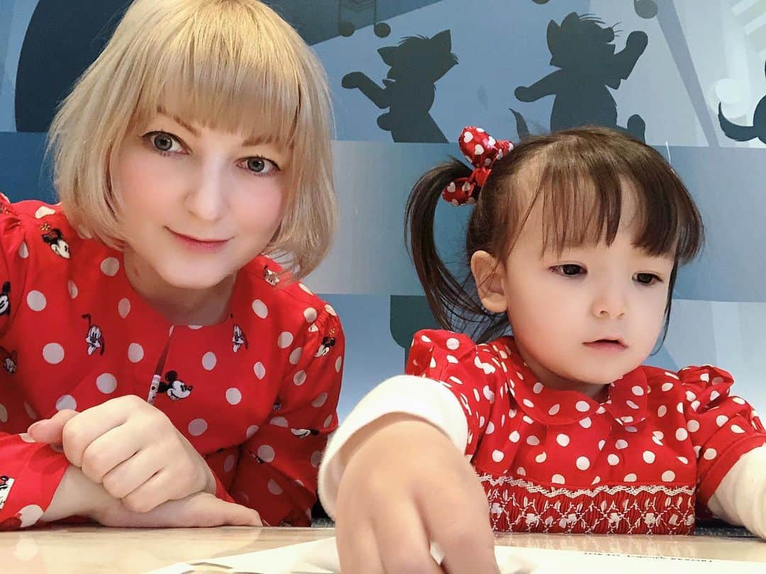 Jenyaのインスタグラム：「クリスマスイブイブに、えみりとディズニーランドへ！ すごく楽しかった❤️✨  #親バカ部 #ママとこ #コドモノ #ベビーモデル #ベビー服 #ママライフカメ #コドモダカラ #キッズファッション #キッズモデル #ハーフキッズ #子供写真 #3歳9ヵ月　#mamagirl #オシャレキッズ #ベビフル #ママリ #ママポスト　#メルママ  #tokyodisneyland #tokyocameraclub  #ディズニーランド #disney #disneyland #mytokyois」