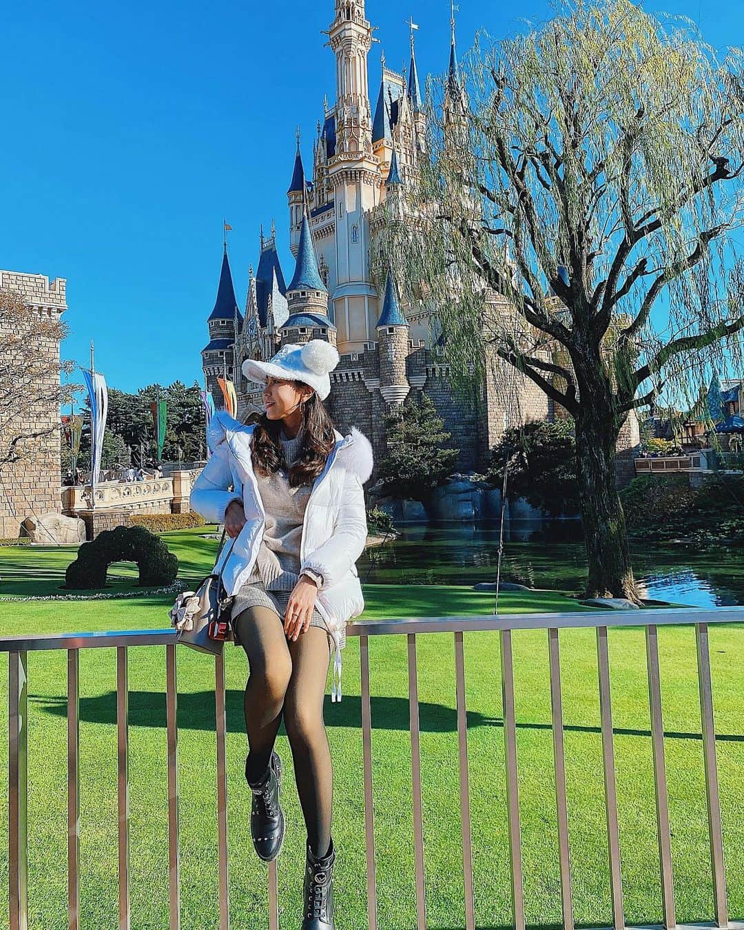 のインスタグラム：「☆ 𝐷𝑖𝑠𝑛𝑒𝑦🎄✴︎  美女と野獣 抽選外れて目的失ったよ。 エントリー1度までは厳しいー泣  防寒完璧であったかディズニー♡  #Disney#Disneyland#christmasdisney  #disneycastle#castle#tdl  #ディズニー#ディズニーランド#シンデレラ城 #クリスマスディズニー#東京ディズニーランド  #夢の国#🐭🏰 #ディズニーコーデ#冬ディズニー」