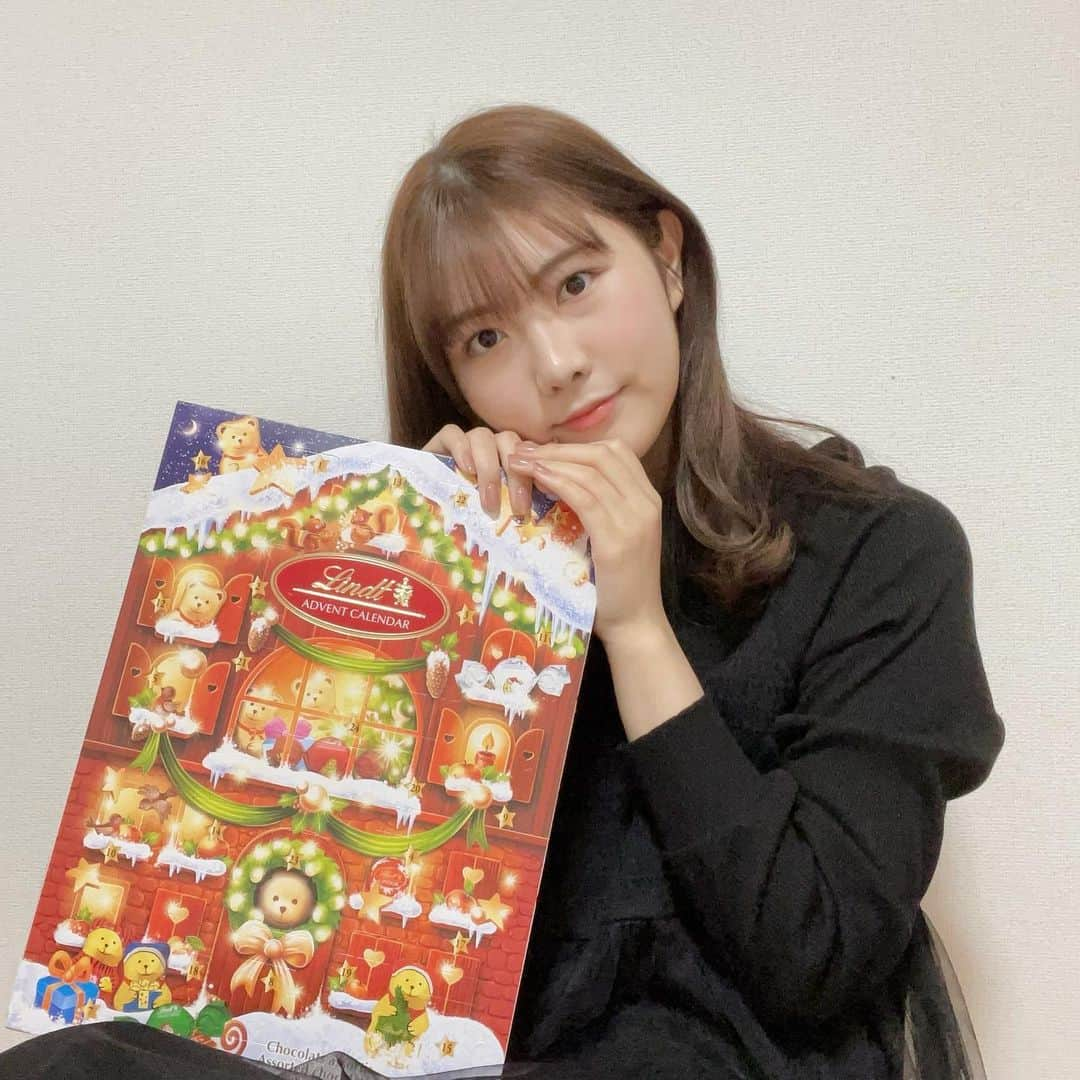 横島亜衿のインスタグラム：「🎄Merry Christmas🎄 リンツのアドベントカレンダー、コツコツやってました♡ アドベントカレンダーってわくわくするからこどものことからだいすき！ でも昔は1日ひとつじゃ我慢できず一気に3日とか開けてたなあ、、😂  あと先日リゼクリニックへ！ 毎回違う看護師さんでも本当にみんな優しくて安心できます♡ 脱毛してると肌の調子が良い気がします👶🏻医療脱毛なので勿論効果も抜群だよ〜  これで今年のメンテナンス系はもうやり残した事がないので安心して2021年を迎えられます👸✨」