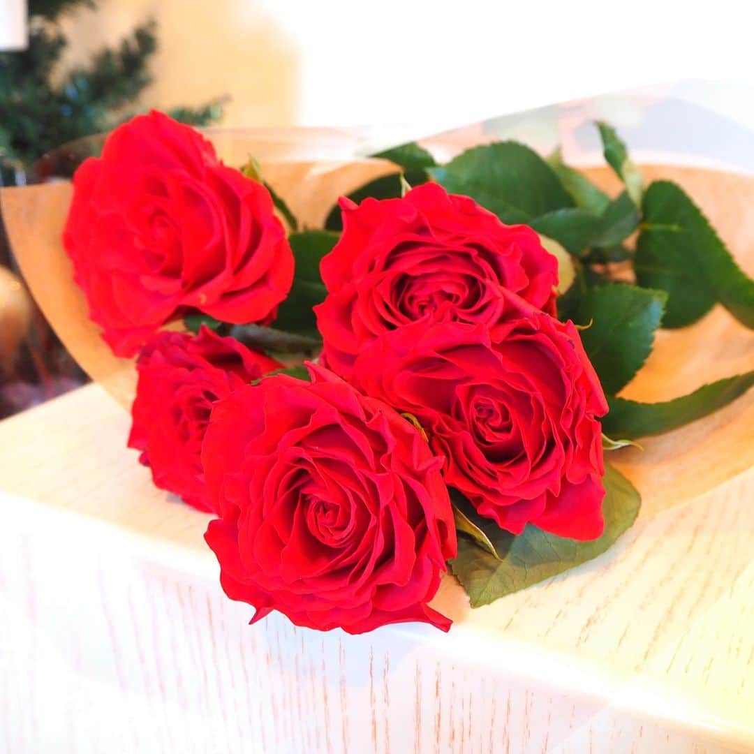 多胡安那のインスタグラム：「きのうは1年ぶりにバラの花束をもらいました。 毎年、一輪ずつ増えていくスタイル。 ありがたいです。 #気象予報士 #ばらのはなたば  #バラはやはり高貴なお花 #華やかすぎて飾るの緊張する」