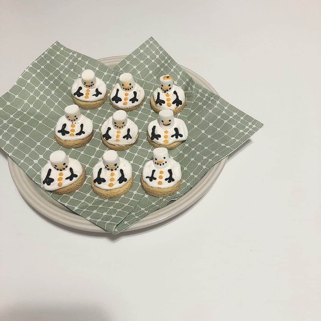 isutaさんのインスタグラム写真 - (isutaInstagram)「このつぶらな瞳、かわいすぎて食べられません…。﻿ おうちクリスマスのデザートに「スノーマンクッキー」はいかが？﻿ ﻿ ﻿ つぶらな瞳がとってもキュートな「スノーマンクッキー」。﻿ ﻿ ﻿ クッキーに体が溶けてしまっているような姿も愛らしさ満点ですよね。﻿ ﻿ ﻿ こちらはアイシングしたクッキーの上に、スノーマンの顔をしたマシュマロをのせたクリスマスメニュー。﻿ ﻿ ﻿ 今インスタグラムでじわじわ人気を集めているんです！﻿ ﻿ ﻿ 気になるレシピの詳細は、 @isuta_jp トップのURLから記事をチェックしてみてください！﻿ ﻿ ﻿ photo by﻿ @harapeko_hnk﻿ @kiri_oo92﻿ @sktn_0313﻿ @wan_room_0﻿ ﻿ ﻿ #isuta #イスタ #isutacafe﻿ #isutapic #おうちカフェ #お家カフェ﻿ #クリスマス #クリスマスお菓子 ﻿ #クリスマスクッキー #雪だるま ﻿ #雪だるまクッキー　#スノーマン #スノーマンクッキー ﻿ #アイシングクッキー #アイシング #christmas ﻿ #christmascookies #snowmancookies #おうち時間 ﻿ #おやつ作り #カフェ好きな人と繋がりたい﻿ #おやつ時間 #今日のおやつ #手作りおやつ﻿ #お菓子作り好きな人と繋がりたい ﻿ #teatime #カフェ #カフェスタグラム ﻿ #cafestagram #おしゃれカフェ」12月24日 13時06分 - isuta_jp