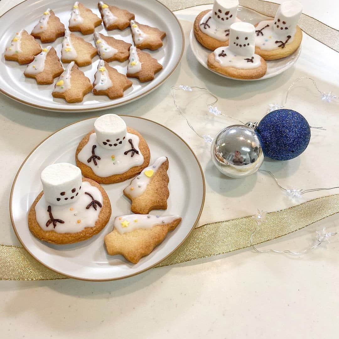 isutaさんのインスタグラム写真 - (isutaInstagram)「このつぶらな瞳、かわいすぎて食べられません…。﻿ おうちクリスマスのデザートに「スノーマンクッキー」はいかが？﻿ ﻿ ﻿ つぶらな瞳がとってもキュートな「スノーマンクッキー」。﻿ ﻿ ﻿ クッキーに体が溶けてしまっているような姿も愛らしさ満点ですよね。﻿ ﻿ ﻿ こちらはアイシングしたクッキーの上に、スノーマンの顔をしたマシュマロをのせたクリスマスメニュー。﻿ ﻿ ﻿ 今インスタグラムでじわじわ人気を集めているんです！﻿ ﻿ ﻿ 気になるレシピの詳細は、 @isuta_jp トップのURLから記事をチェックしてみてください！﻿ ﻿ ﻿ photo by﻿ @harapeko_hnk﻿ @kiri_oo92﻿ @sktn_0313﻿ @wan_room_0﻿ ﻿ ﻿ #isuta #イスタ #isutacafe﻿ #isutapic #おうちカフェ #お家カフェ﻿ #クリスマス #クリスマスお菓子 ﻿ #クリスマスクッキー #雪だるま ﻿ #雪だるまクッキー　#スノーマン #スノーマンクッキー ﻿ #アイシングクッキー #アイシング #christmas ﻿ #christmascookies #snowmancookies #おうち時間 ﻿ #おやつ作り #カフェ好きな人と繋がりたい﻿ #おやつ時間 #今日のおやつ #手作りおやつ﻿ #お菓子作り好きな人と繋がりたい ﻿ #teatime #カフェ #カフェスタグラム ﻿ #cafestagram #おしゃれカフェ」12月24日 13時06分 - isuta_jp