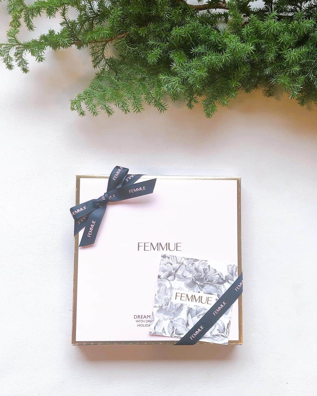 田中マヤさんのインスタグラム写真 - (田中マヤInstagram)「今しか手に入らない✨ @femmue_japan の大人気の シートマスク5種類セット😍 ・ ホリデーセットでしかない 限定アイテム✨ ⚫︎ドリームグロウマスクBR （ホリデーセット限定！高保湿！） ⚫︎ドリームグロウマスクBL （新商品！肌引き締め・ハリ・弾力） ⚫︎ドリームグロウマスクCP （肌引き締め・ブースター） ⚫︎ドリームグロウマスクPR （透明感・キメ） ⚫︎ドリームグロウマスクPF （ハリ・エイジングケア） ・ 一枚づつ試せるのって嬉しい〜😍 プレゼントにも✨ 自分へのご褒美にも✨ いいですね👍 ・ #femmue #ホリデーコレクション #holidaycollection #ファミュ #merrychristmas #🎄 #🎅 #크리스마스」12月24日 13時01分 - tanakamaya__official