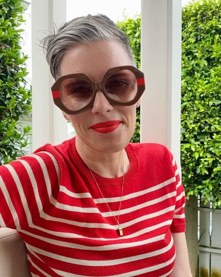 のインスタグラム：「⠀ A message from @karen_walker: This was the year that stretched all 8 billion of us out of our comfort zones, taught (or reminded) us that we’re actually in control of very little and that everything can change and change fast.⠀  ⠀ For me personally, there was plenty about the year that was frightening and despairing but there was also lots and lots of good stuff.⠀  ⠀ I learnt a lot that I would, without COVID, not have bothered to learn. It took pretty much everything being out of my control and my world being turned upside down for me to learn to let go a bit. It took having my country’s borders shut for me to learn that I can go for months (and months and months) without getting on an international flight. It took every café in the country to shut down for me to learn how to use the coffee machine I brought home from work for the lock-down.⠀  ⠀ I have much to be grateful for and I’m aware of this every day: the health and freedom of my family, friends, colleagues and community; the calm and competent leadership of my government; the sensible and community-focused attitude of my country-folk; the patience, creativity, skill, energy and commitment of my team; the support and love of my customers.  Not a day goes by without me being grateful for all this and more. I thank all of you for what you give to me.⠀  ⠀ I wish you all a safe, happy and healthy 2021 and I look forward to continuing to learn and be grateful, no matter what.」