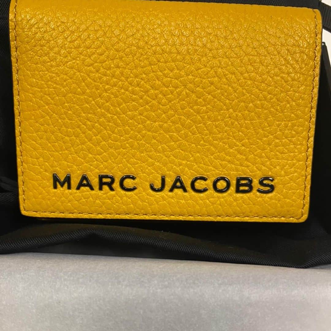 黒田昊夢さんのインスタグラム写真 - (黒田昊夢Instagram)「そういえば最近 姉に初めてのプレゼントをしました笑 今までプレゼントした事なかったので 迷ったんですけどら黄色の物をよく 使ってたのでずっと使える黄色の 財布にしましたっ！  そうそう今年は年末実家に 帰れなく1人で年越しするのですが みなさんは年末なにするんですか☺︎？  #marcjacobs」12月24日 13時07分 - hiro_crown.0910