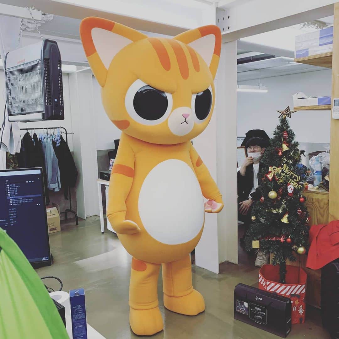 キム・ジュノさんのインスタグラム写真 - (キム・ジュノInstagram)「메리크리스 마쭈^^merry christmazzu 마쭈야  내년에는 잘해보자 내년에는 좋은옷 입혀줄께 다들 내년에는 좋은일만 있기를 Please  happy  newyear~  #마쭈#mazzu#크리스마스#마켓찰리#삐진마쭈」12月24日 13時11分 - charliekimi